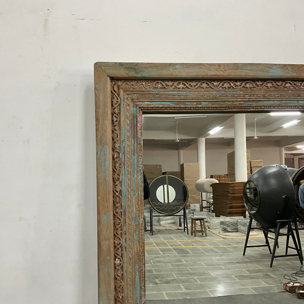 Miroir ancien sculpté en bois patiné