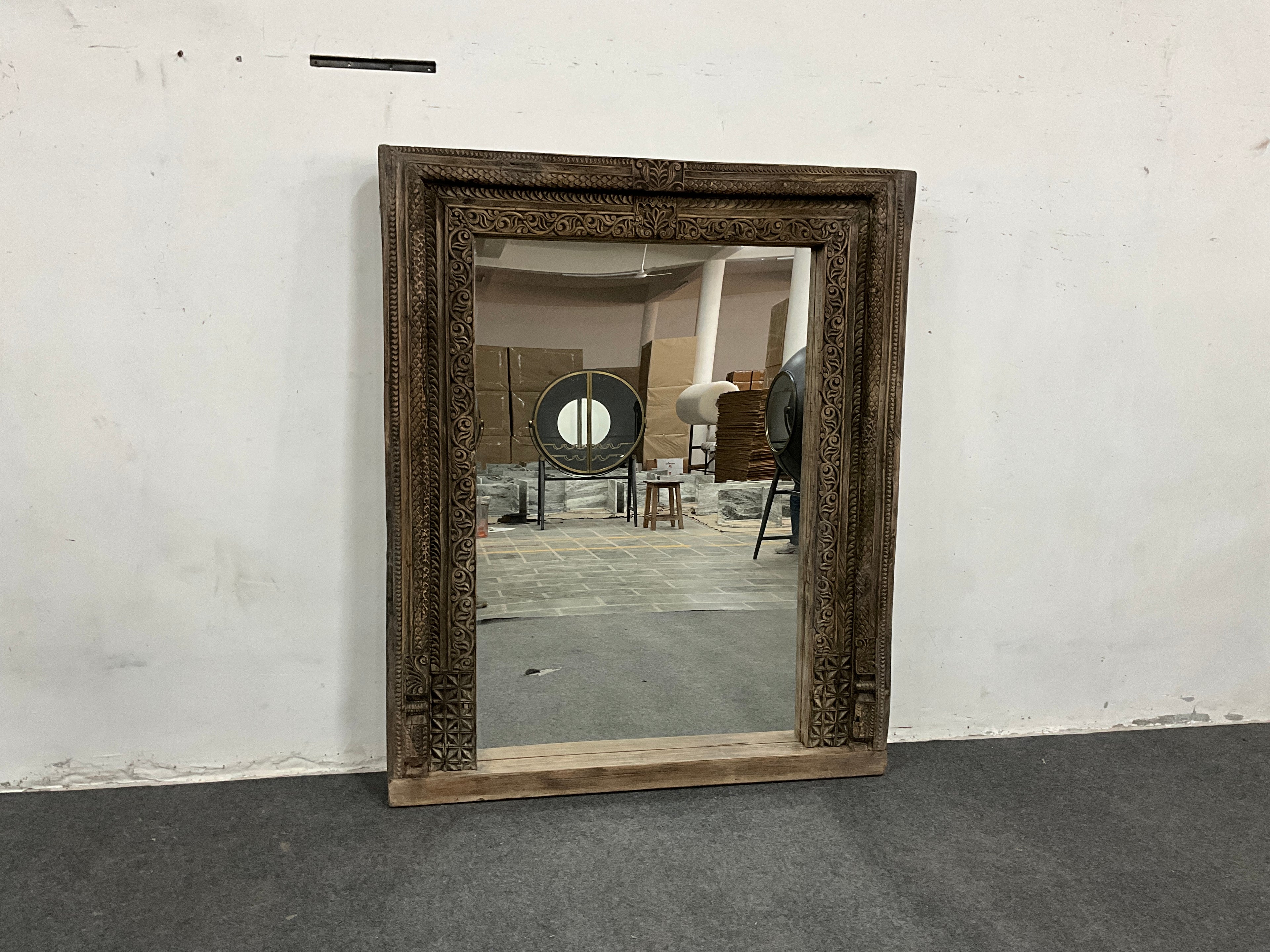 Grand miroir ancien sculpté