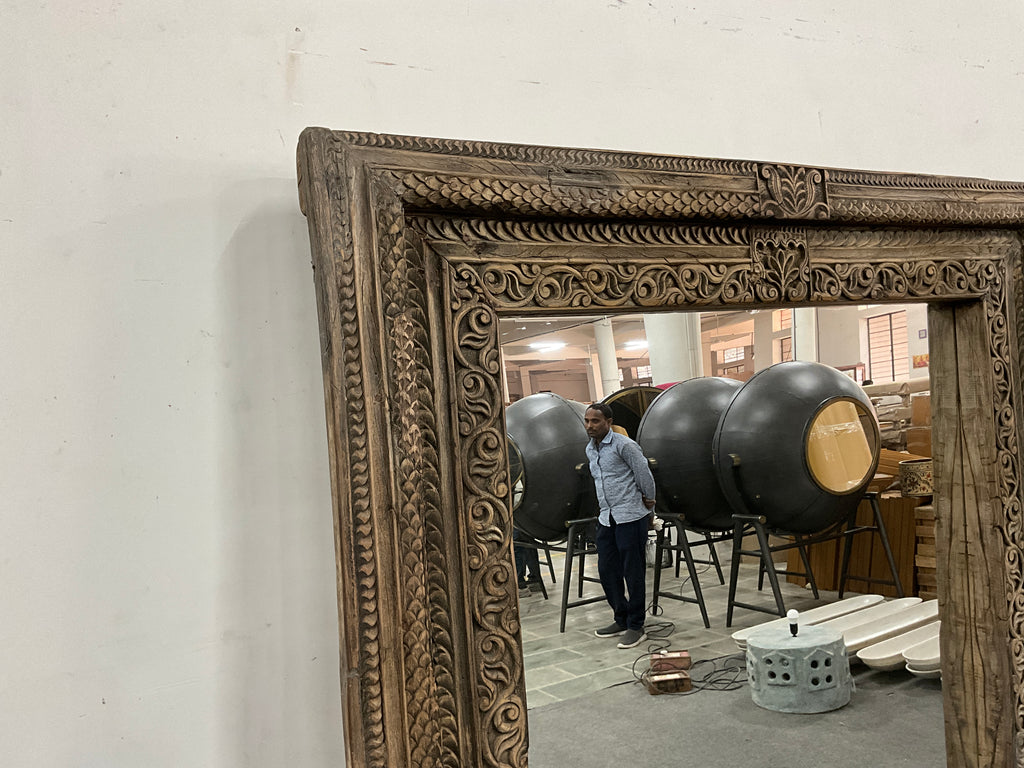 Grand miroir ancien sculpté