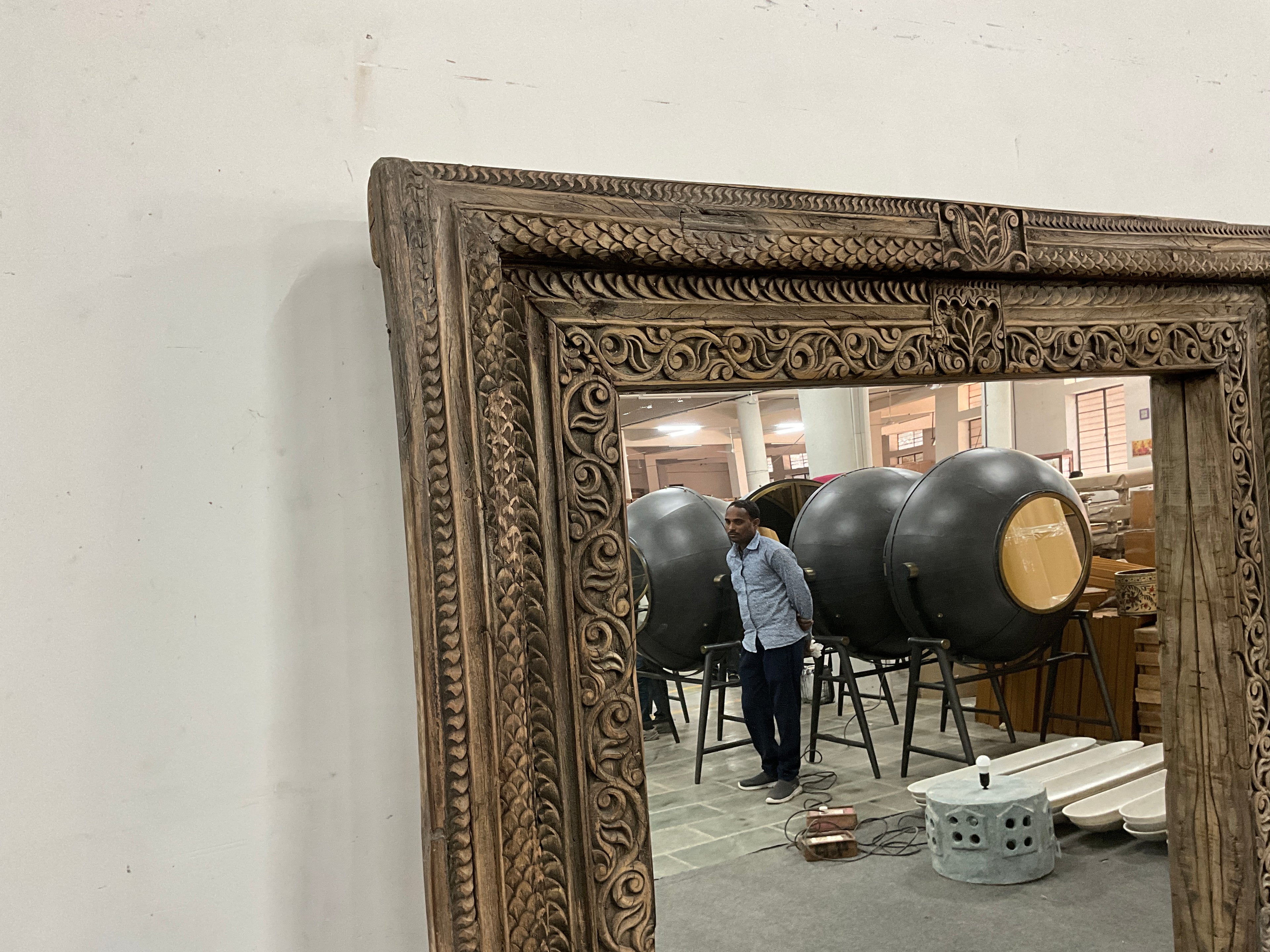 Grand miroir ancien sculpté