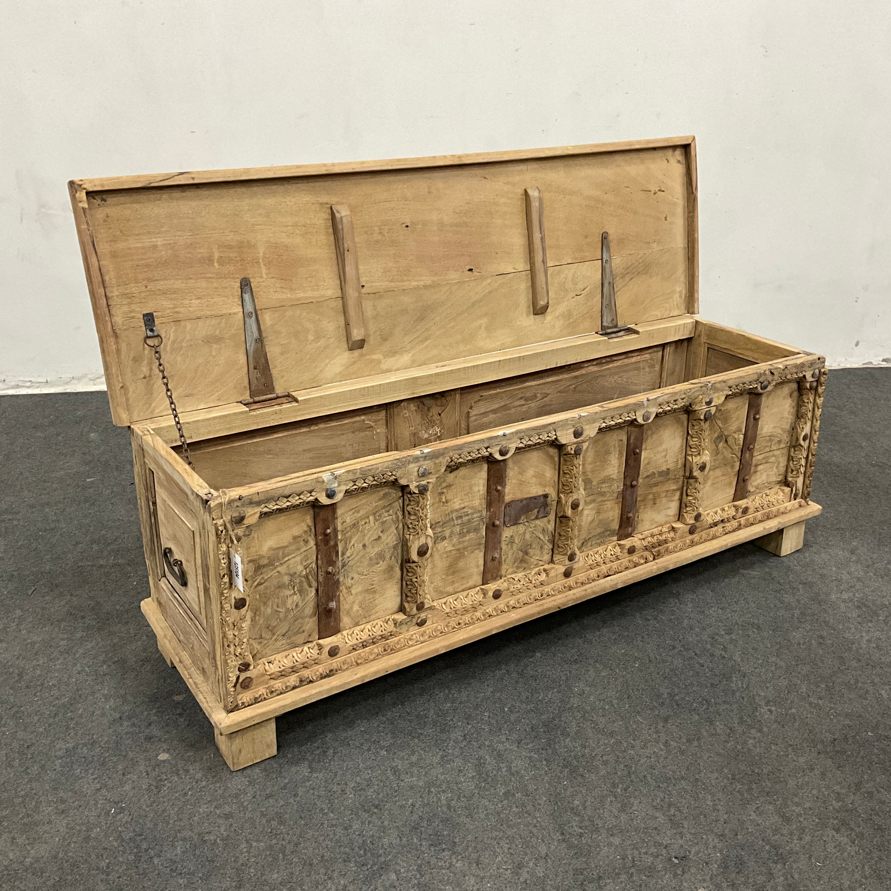 Coffre indien ancien sculpté en bois massif – pièce unique