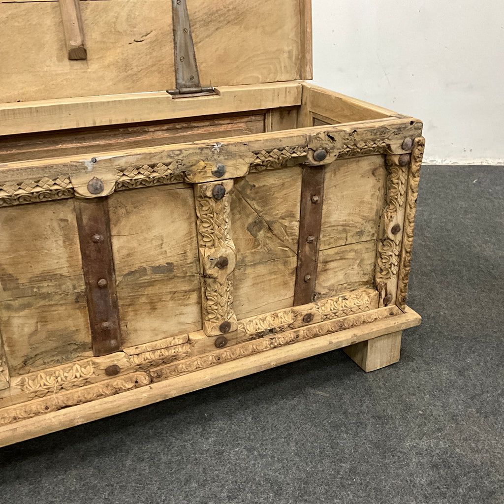 Coffre indien ancien sculpté en bois massif – pièce unique