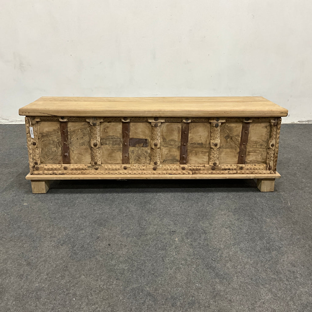 Coffre indien ancien sculpté en bois massif – pièce unique