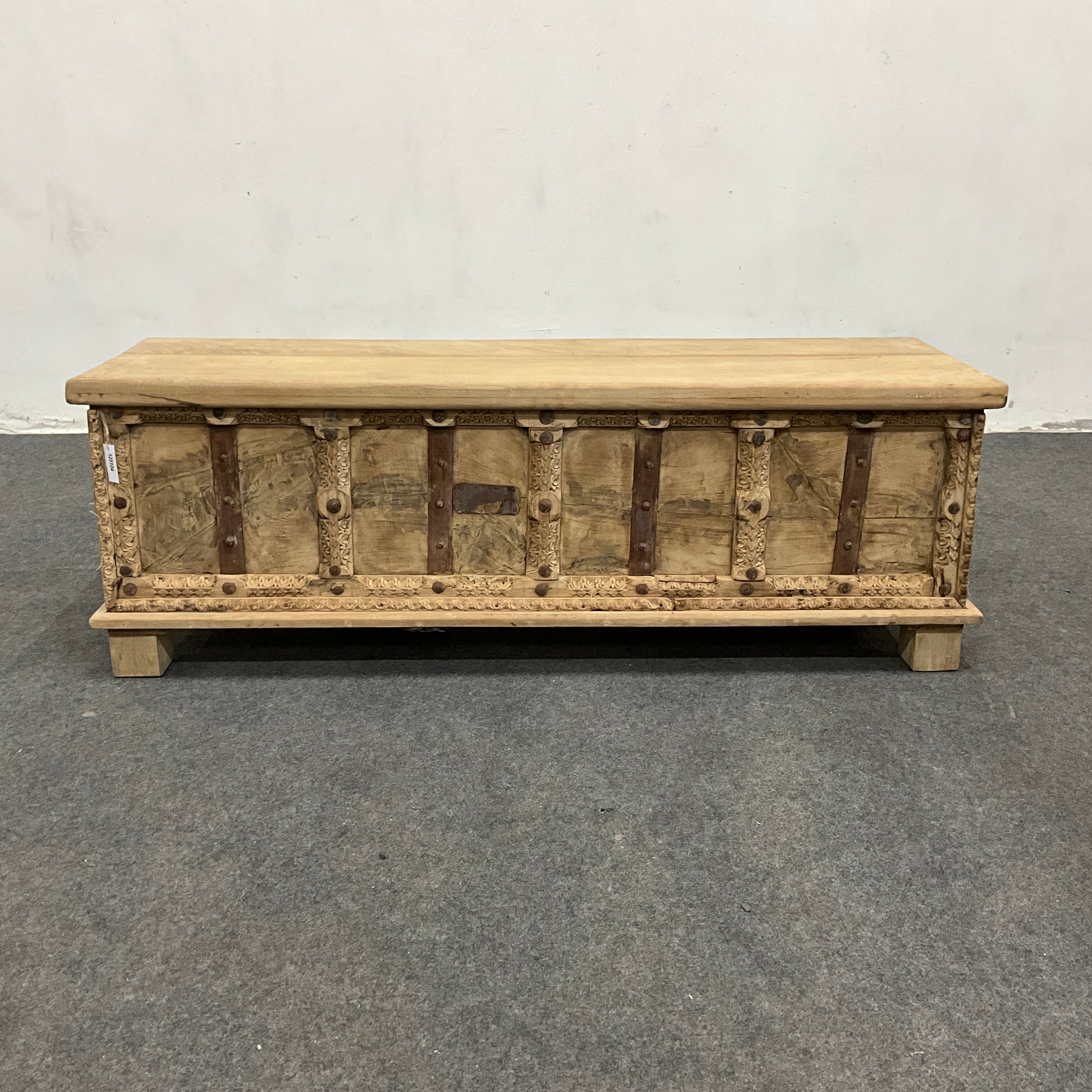 Coffre indien ancien sculpté en bois massif – pièce unique