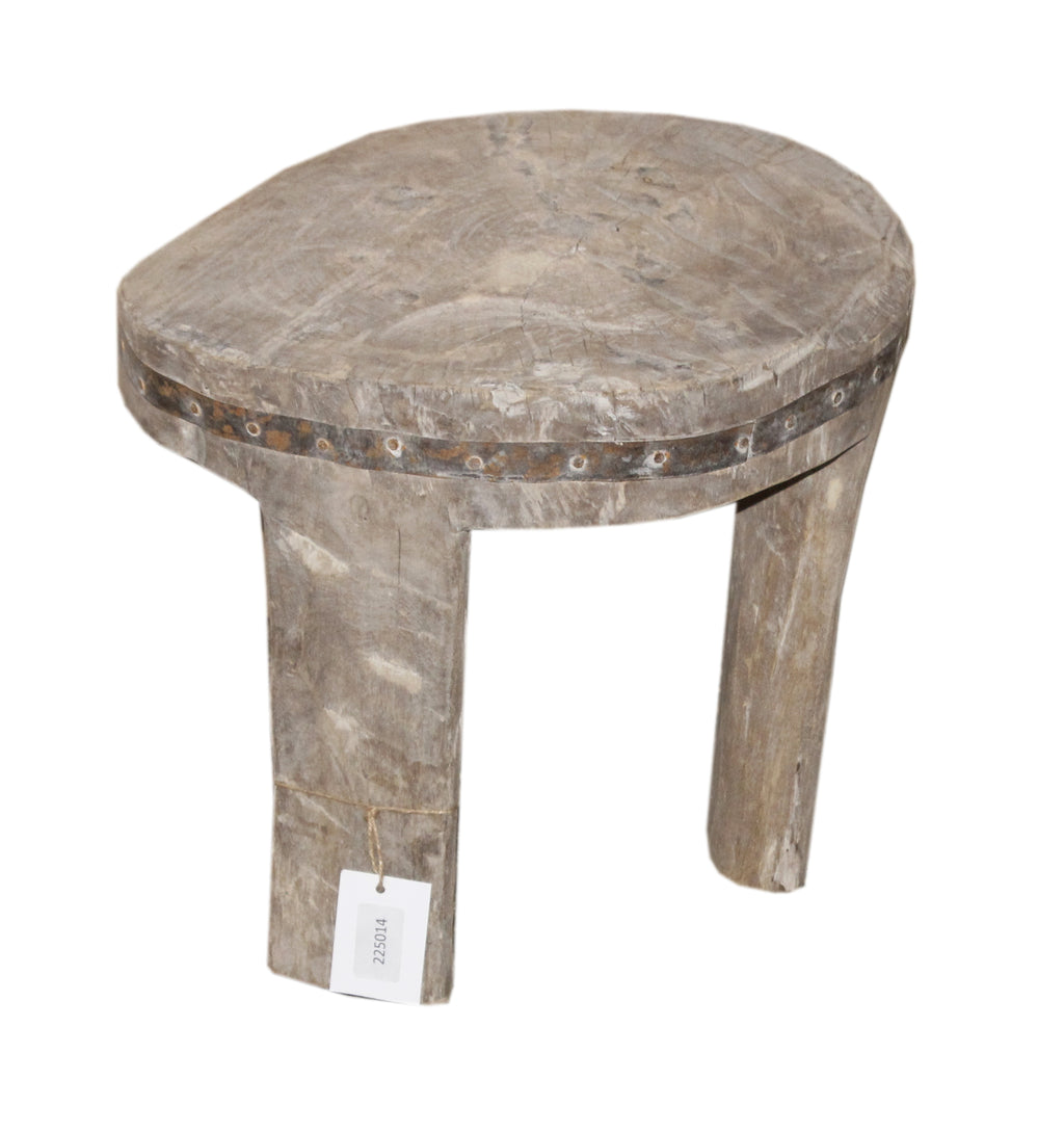 Tabouret ancien en bois patiné