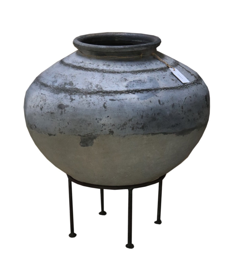 Jarre ancienne sphérique en terre cuite sur support