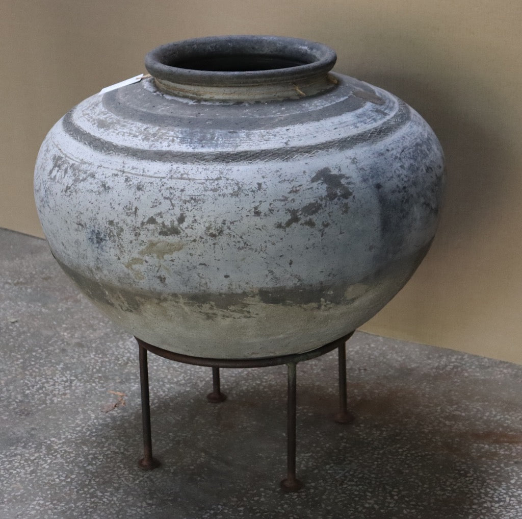 Jarre ancienne sphérique en terre cuite sur support