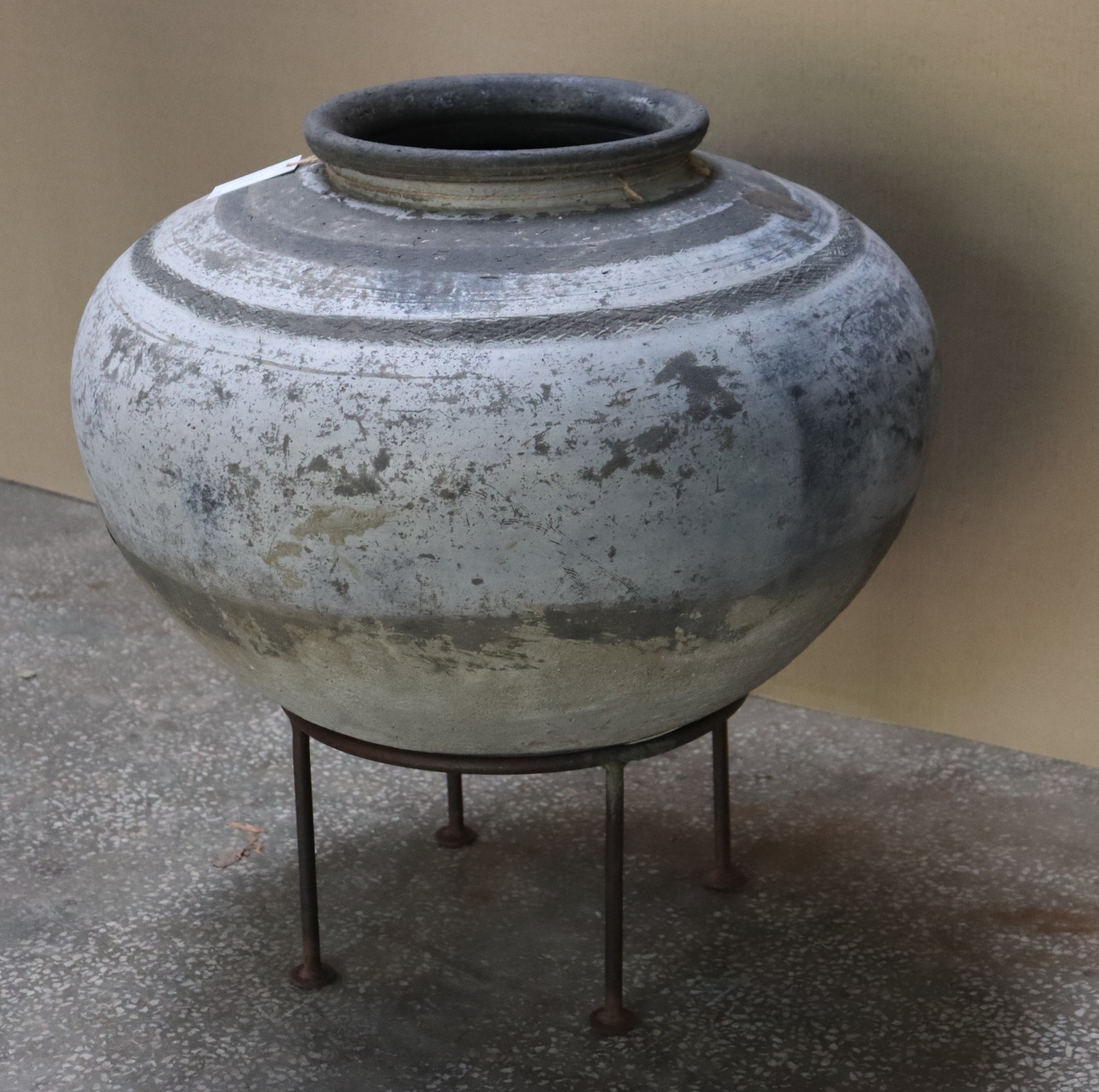 Jarre ancienne en terre cuite sur socle
