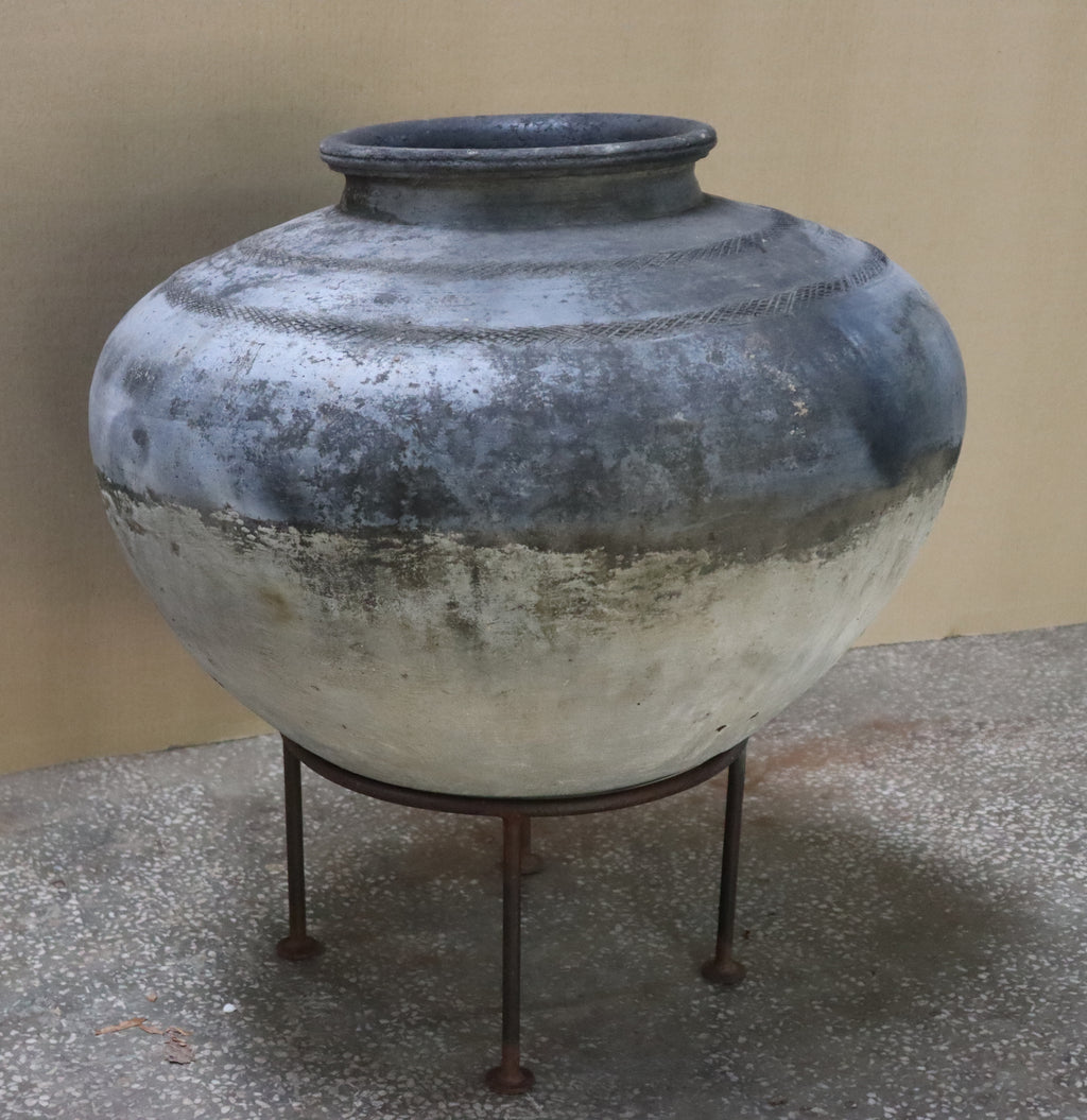 Jarre ancienne en terre cuite sur socle