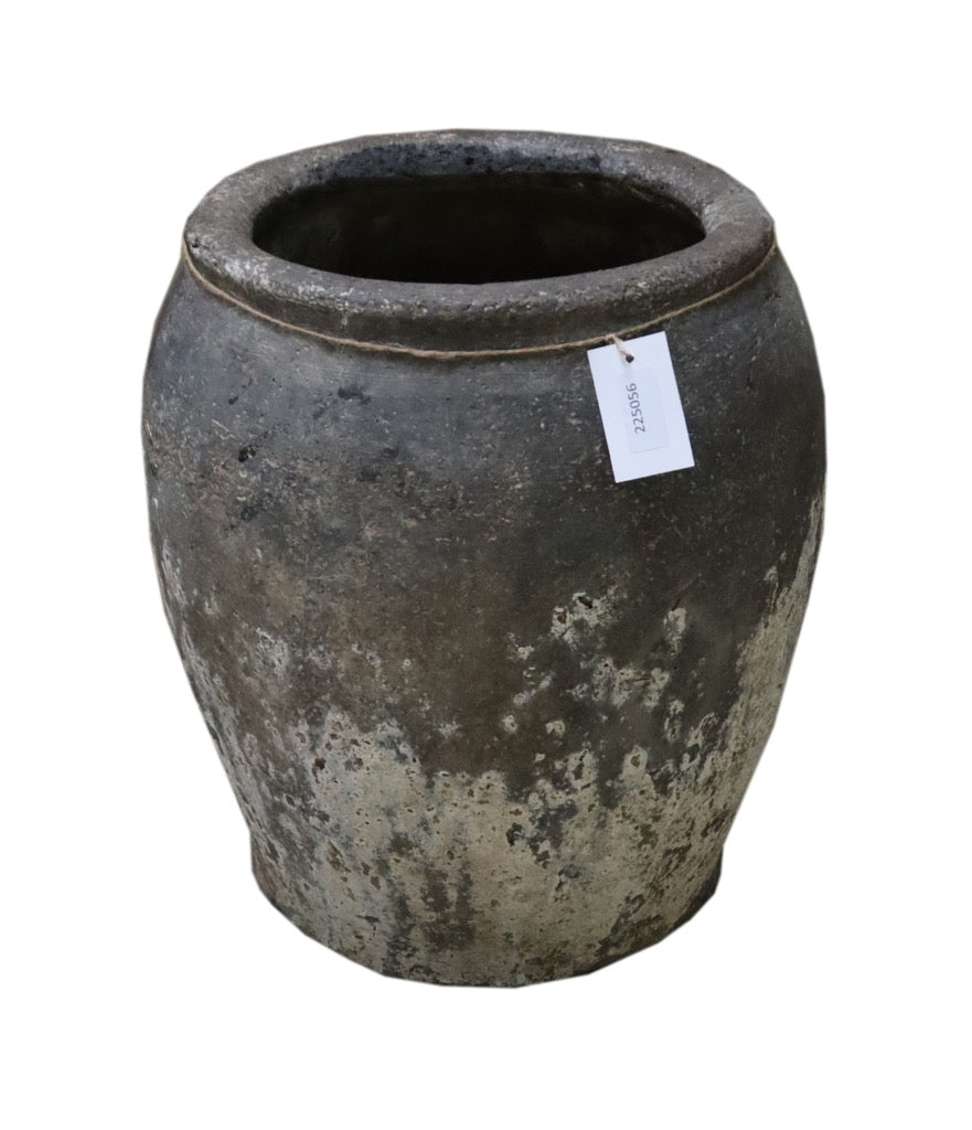 Petite jarre ancienne noire et minérale