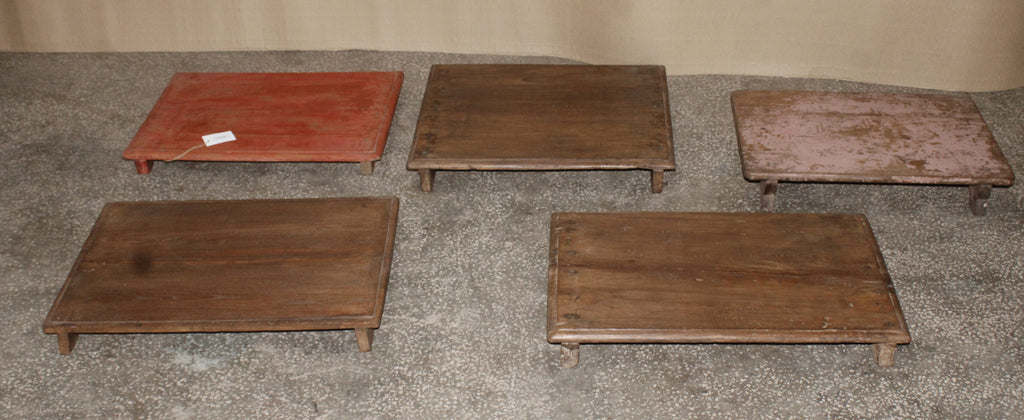 Petites tables basses anciennes en bois patiné – série limitée