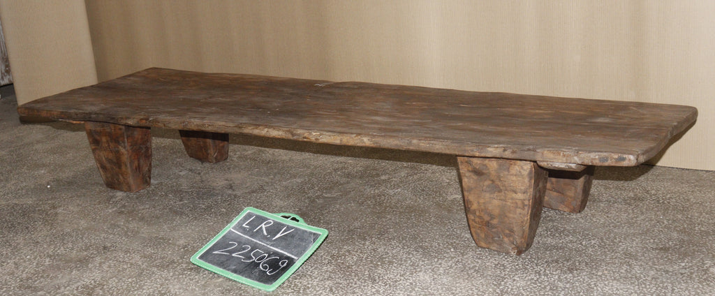 Table Naga ancienne basse en bois foncé – pièce unique