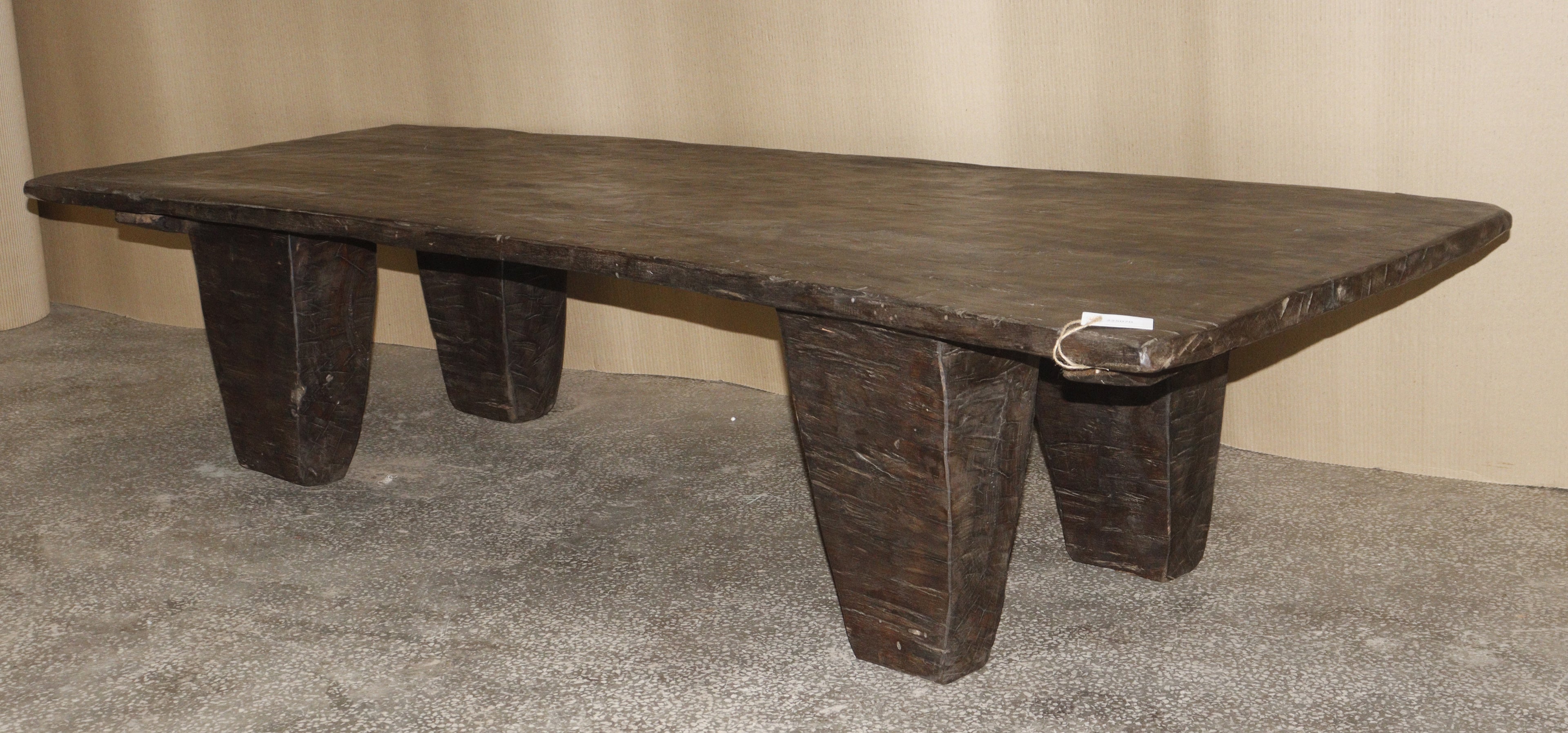 Grande table Naga ancienne en bois foncé – pièce unique