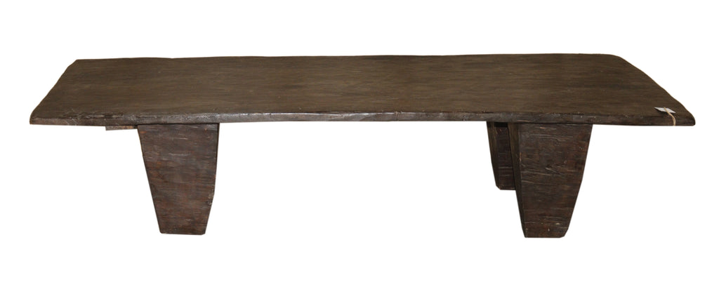 Grande table Naga ancienne en bois foncé – pièce unique