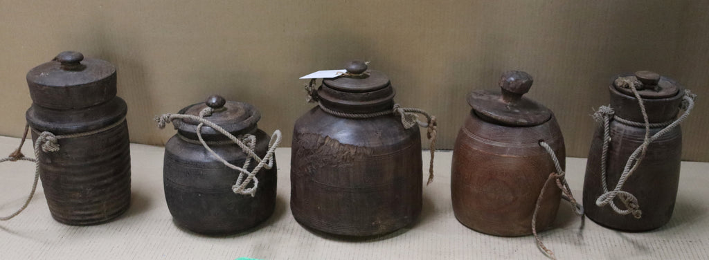 Pot ancien en bois avec couvercle