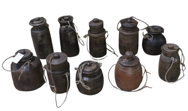 Pot ancien en bois avec couvercle