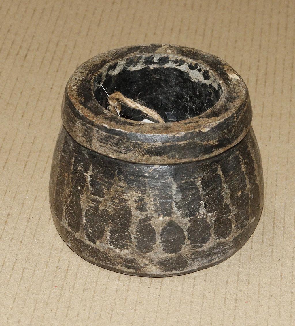 Pot ancien en pierre noire patinée