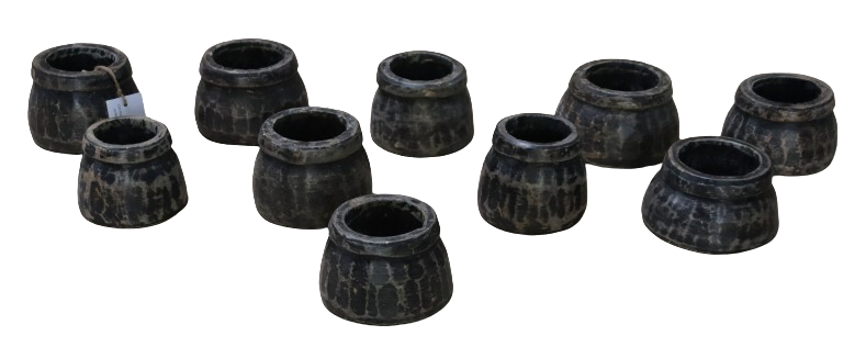 Pot ancien en pierre noire patinée