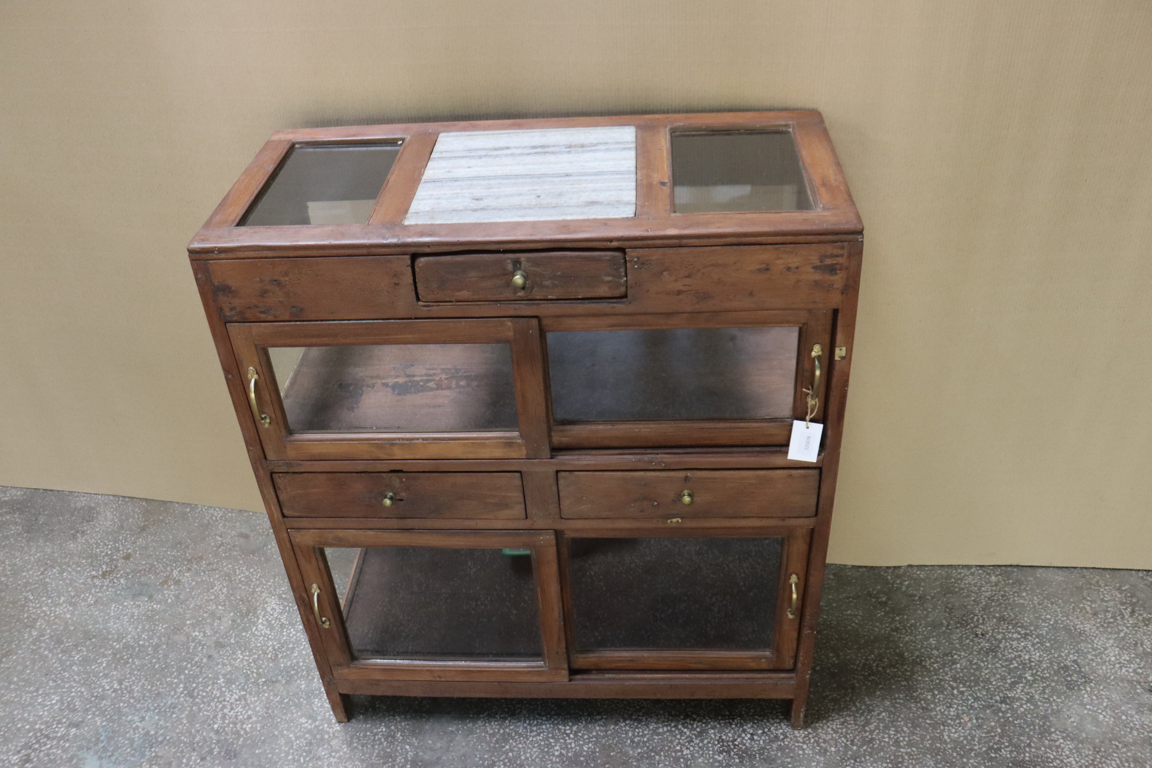 Vitrine ancienne en bois foncé