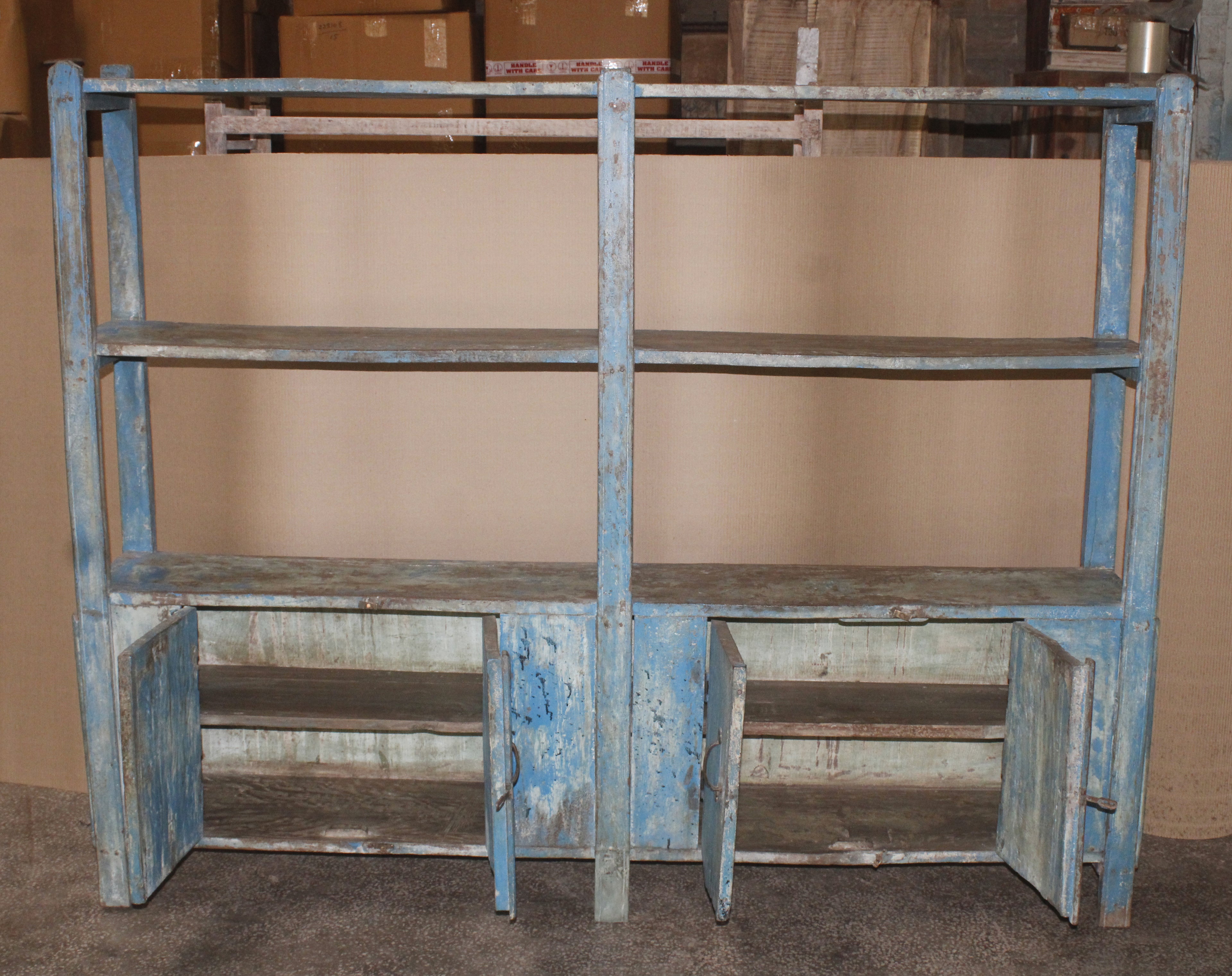 Grande étagère ancienne bleu patiné avec placards