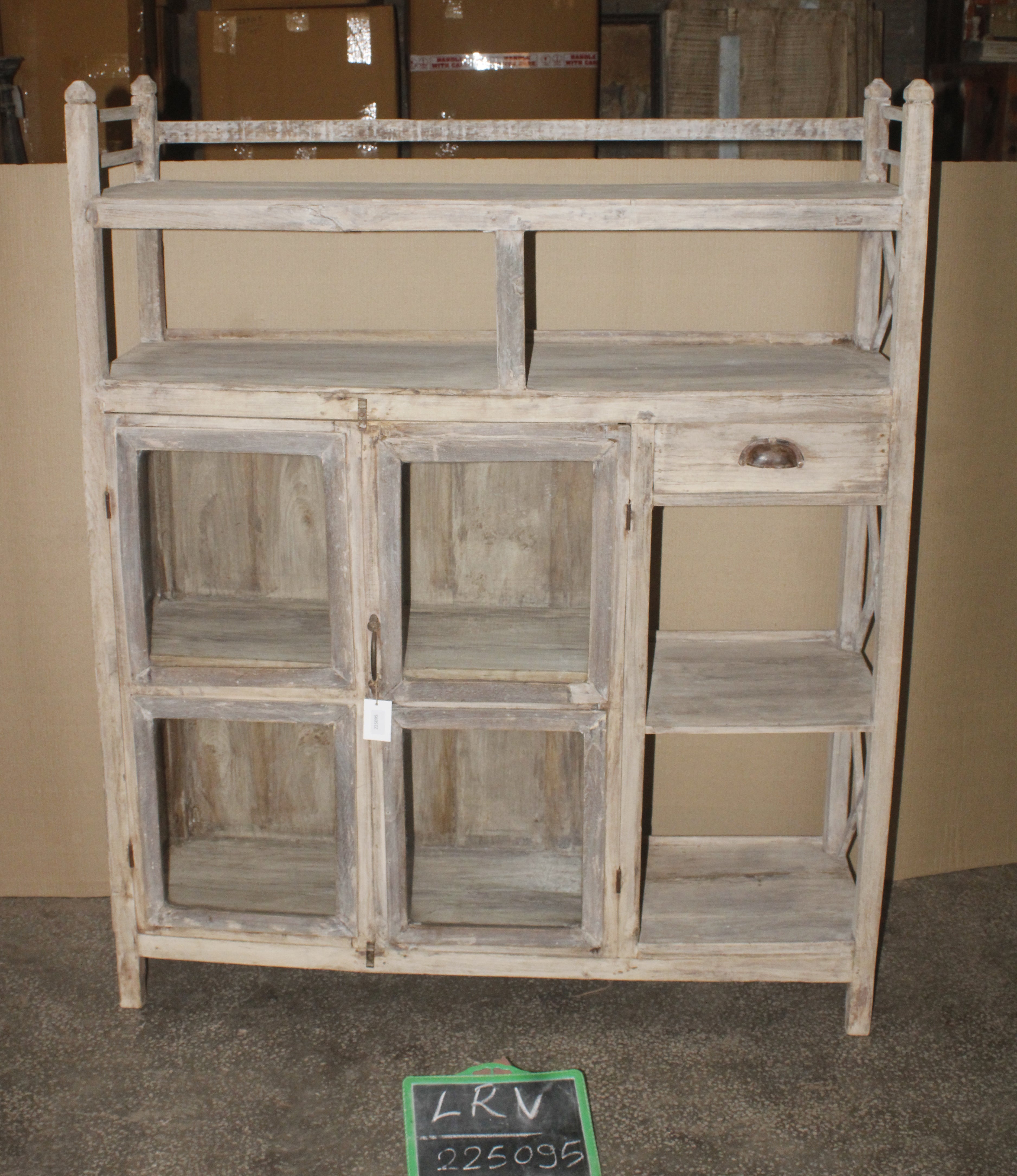 Étagère ancienne en bois patiné avec vitrines