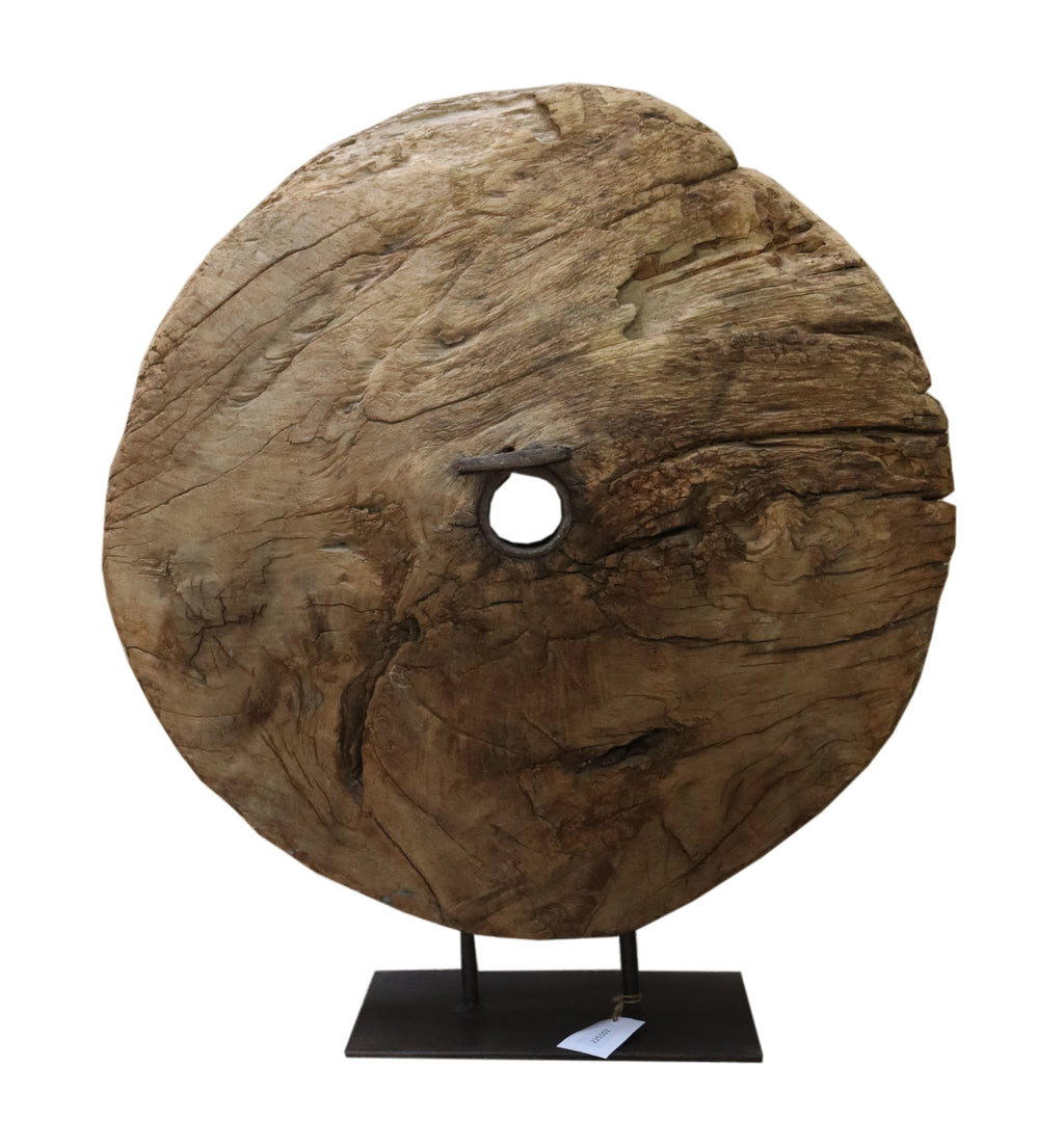Roue ancienne en bois sur socle