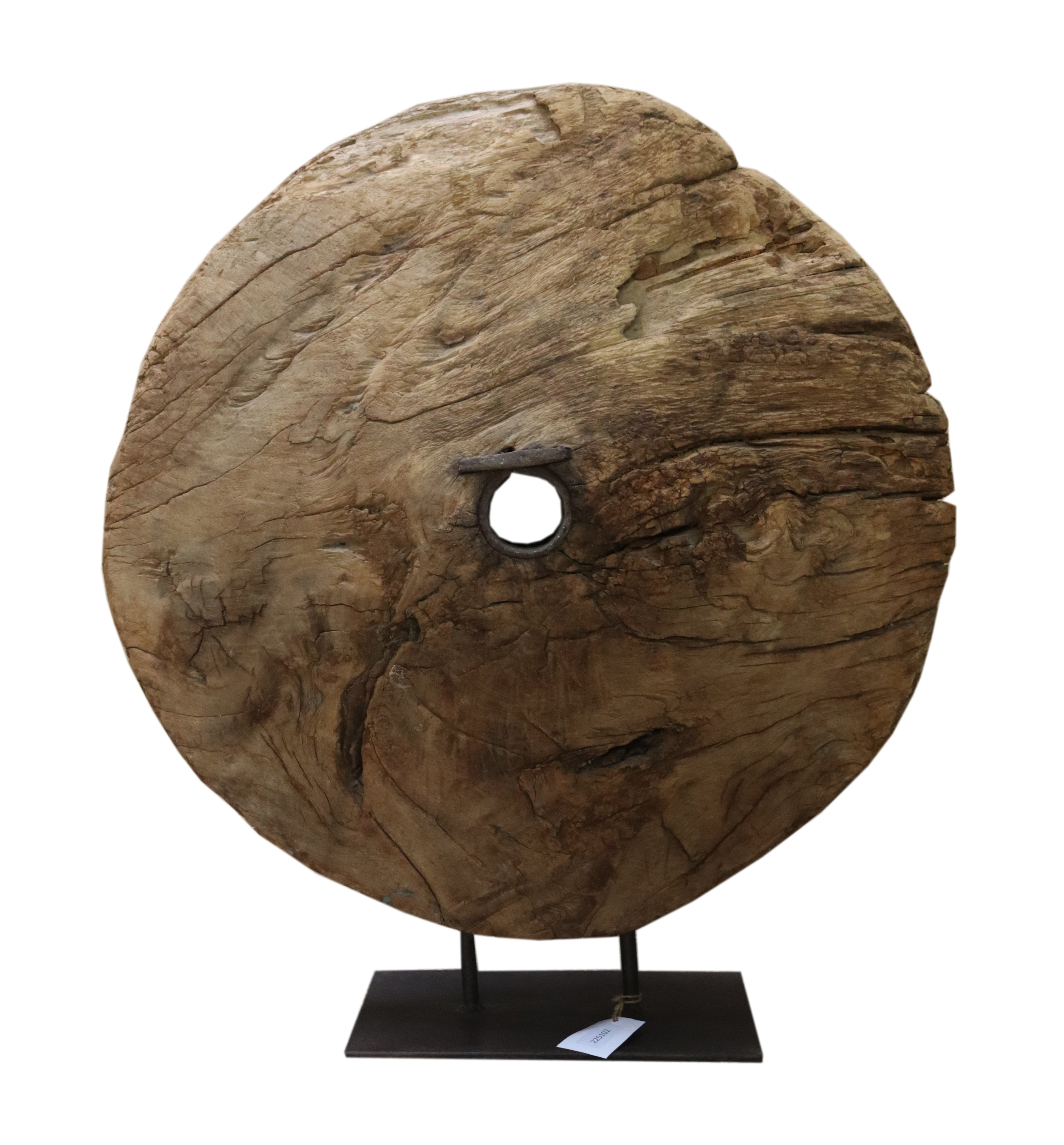 Roue ancienne en bois sur socle