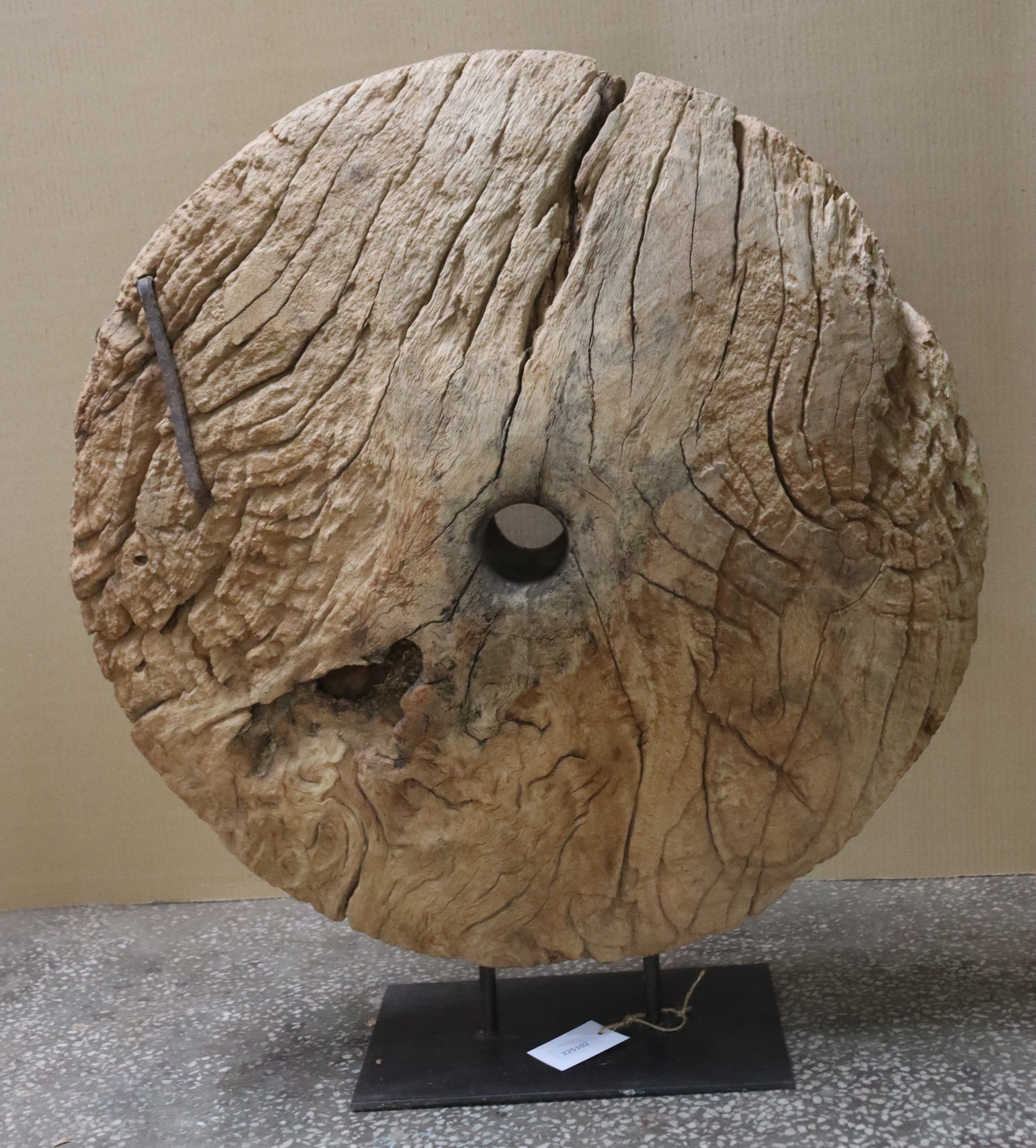 Roue ancienne en bois sur socle