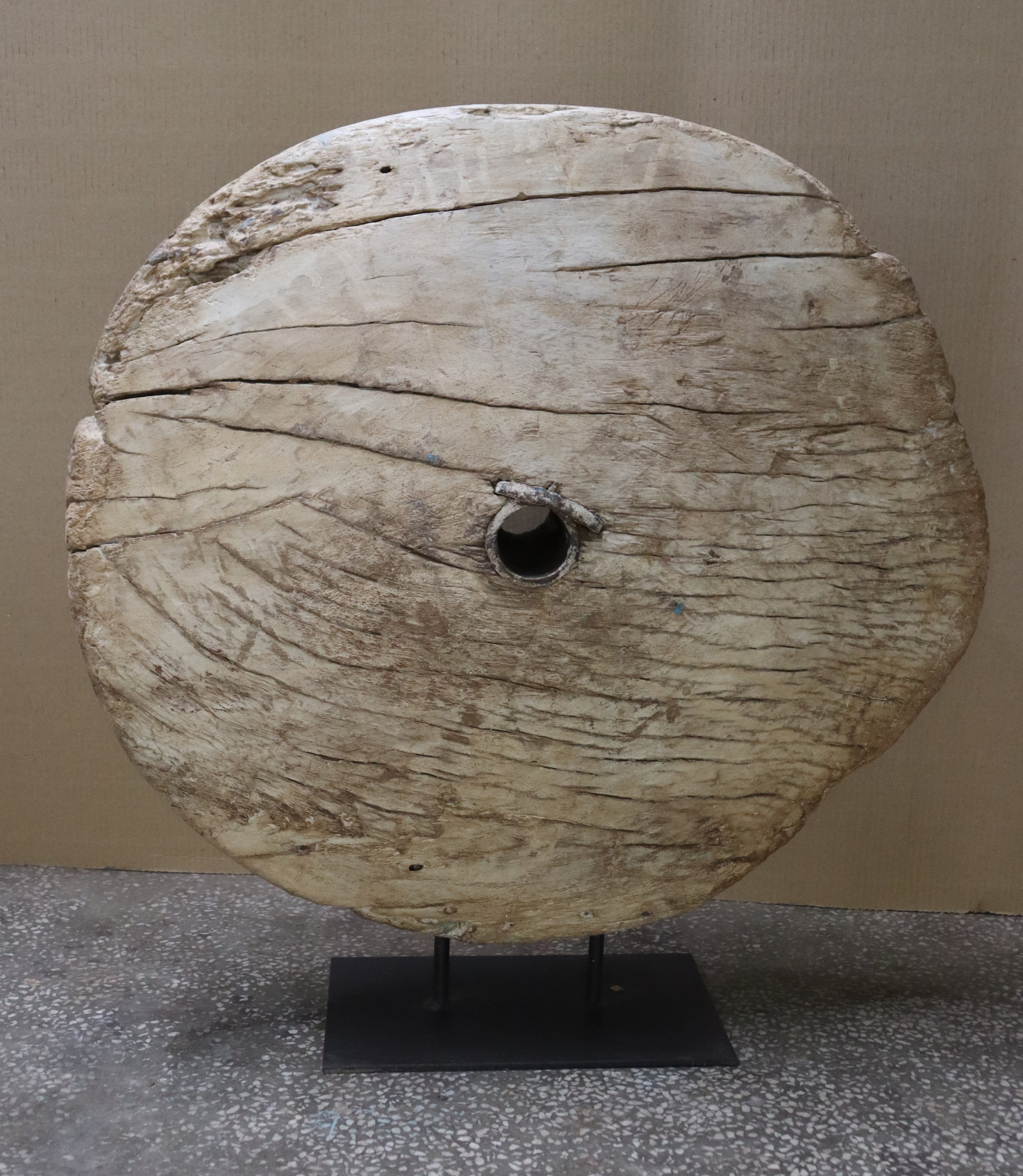 Roue ancienne en bois sur socle