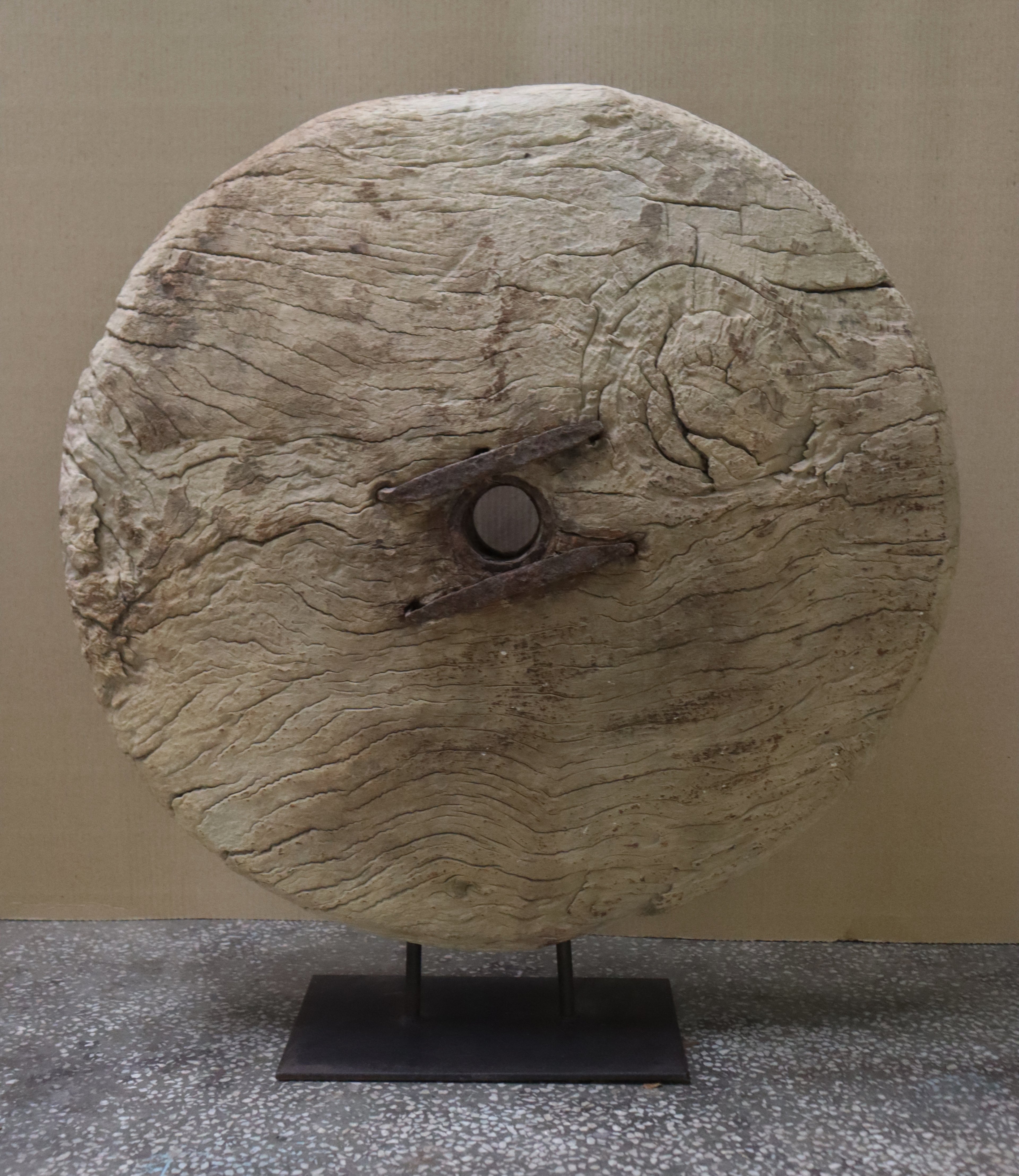 Roue ancienne en bois sur socle