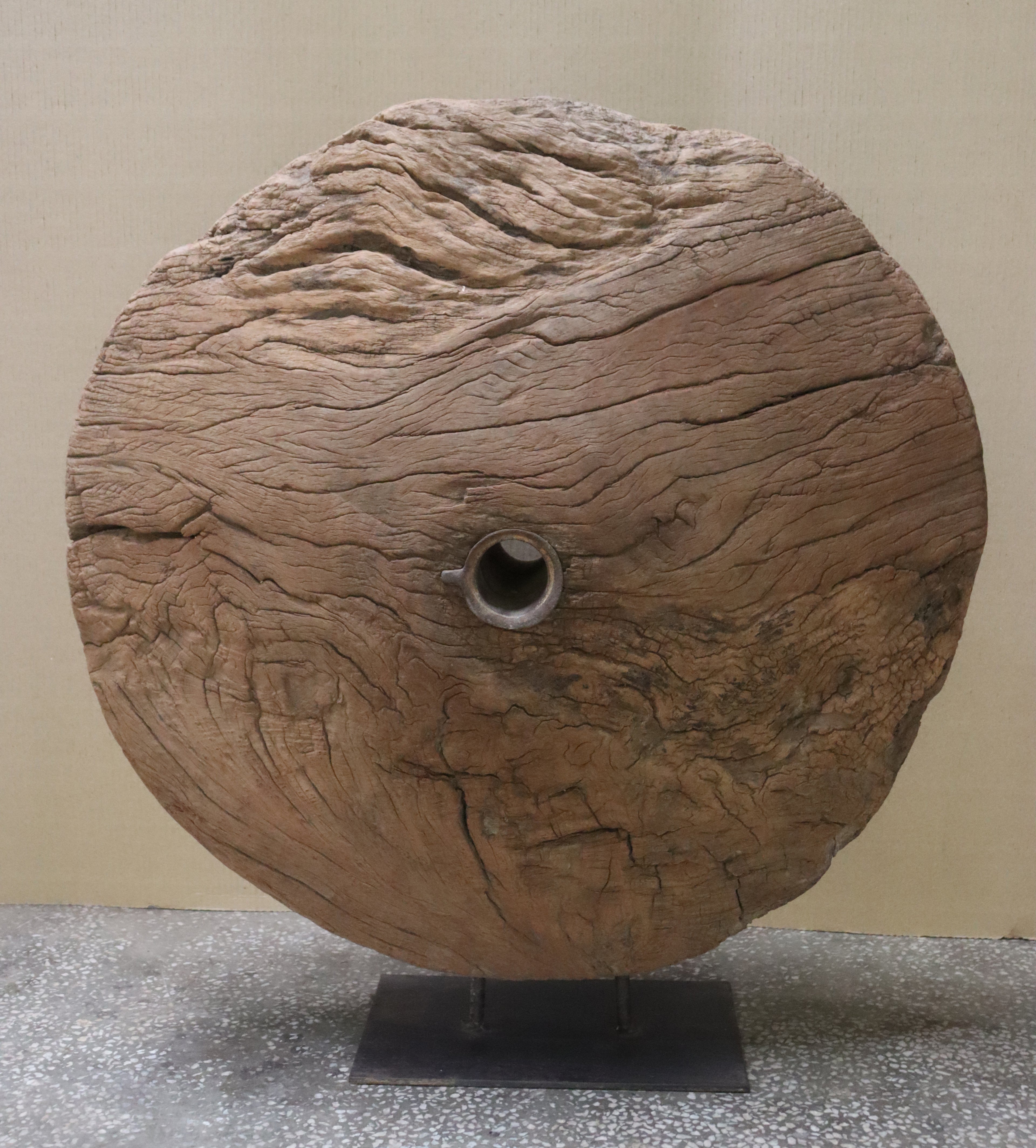 Roue ancienne en bois sur socle