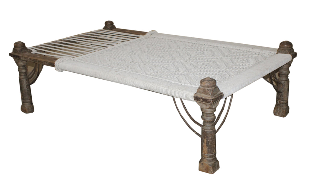 Charpoy ancien en bois sculpté et tressage coton