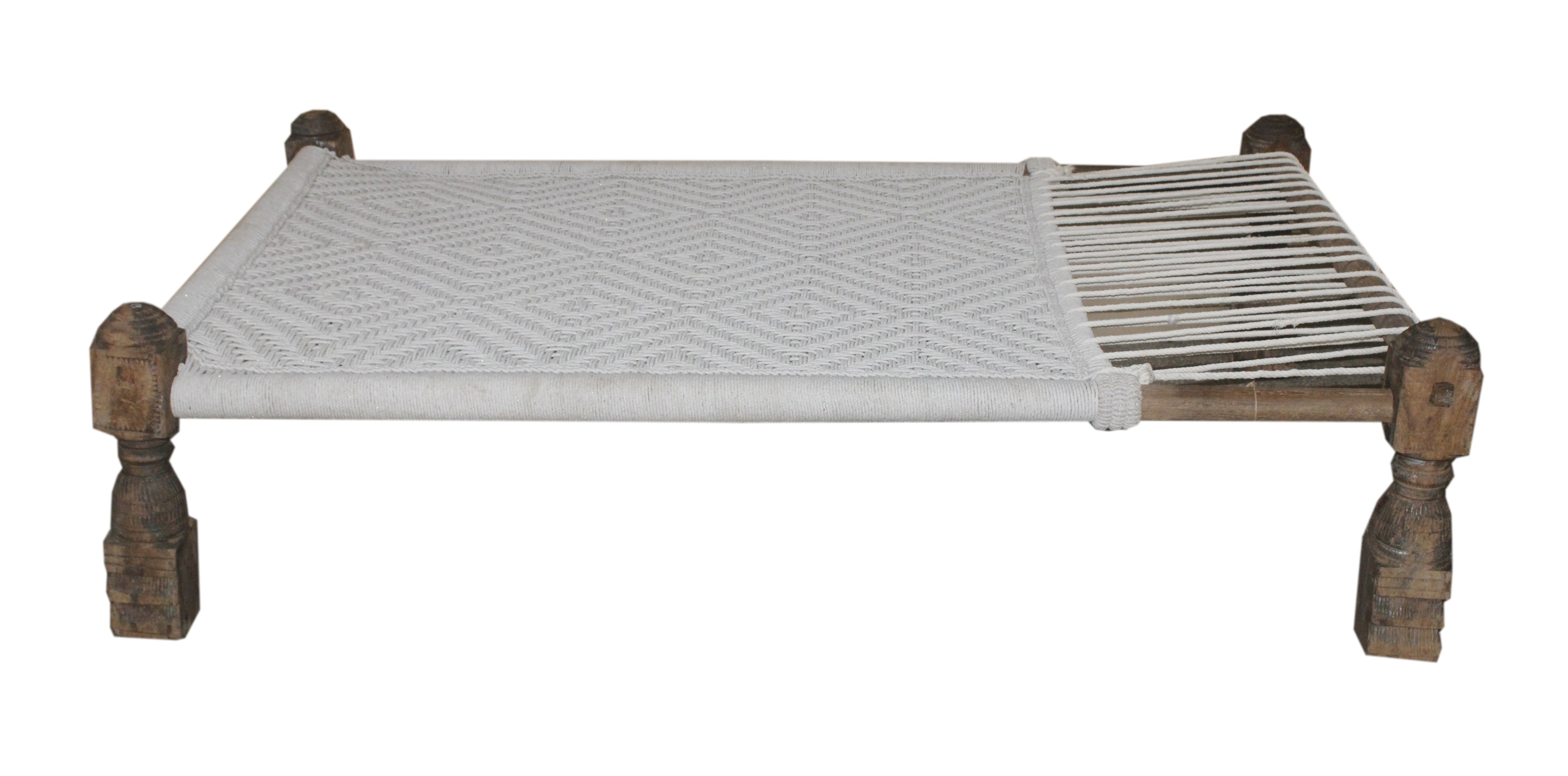 Charpoy ancien en bois sculpté et tressage coton