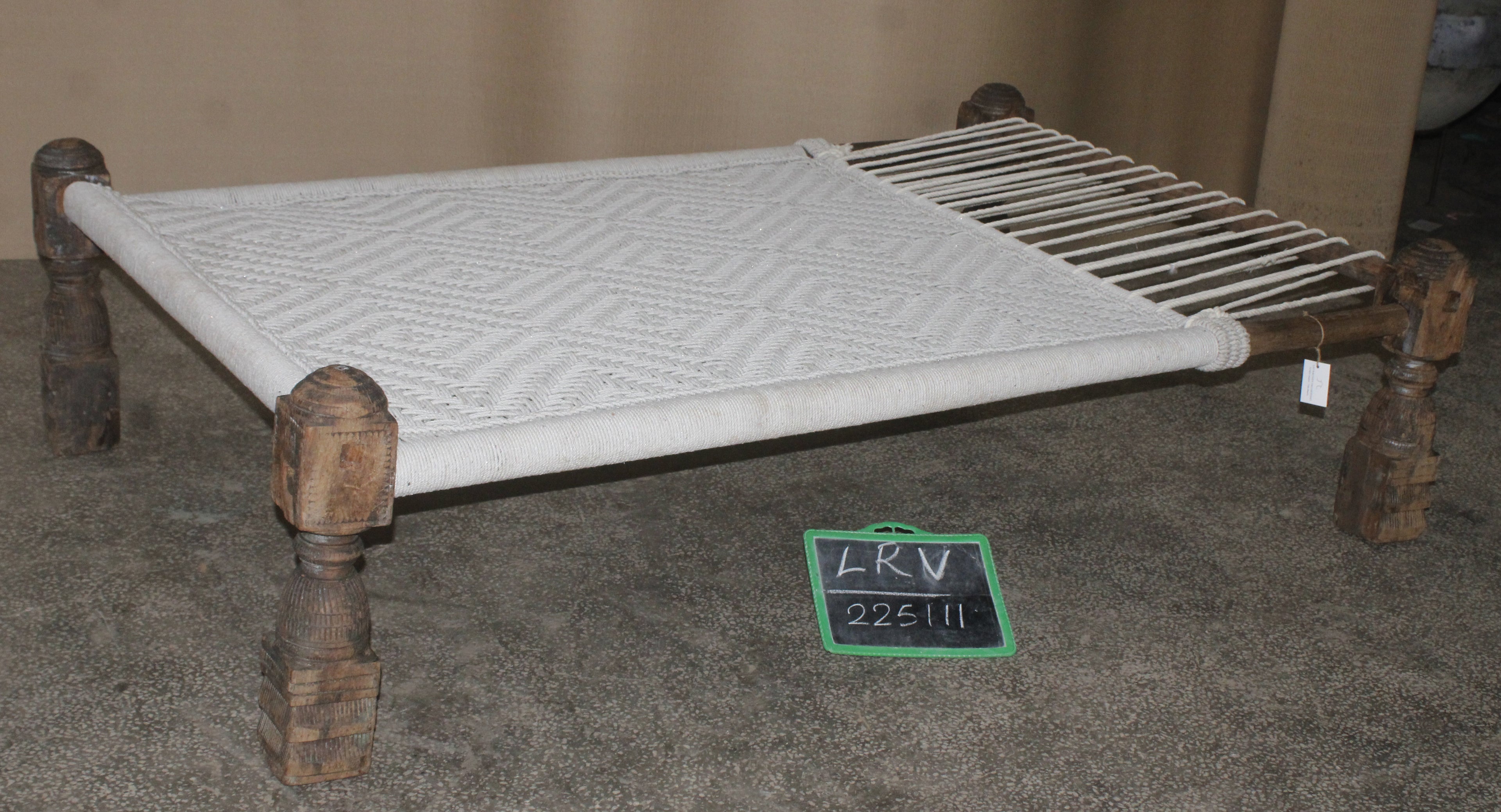 Charpoy ancien en bois sculpté et tressage coton