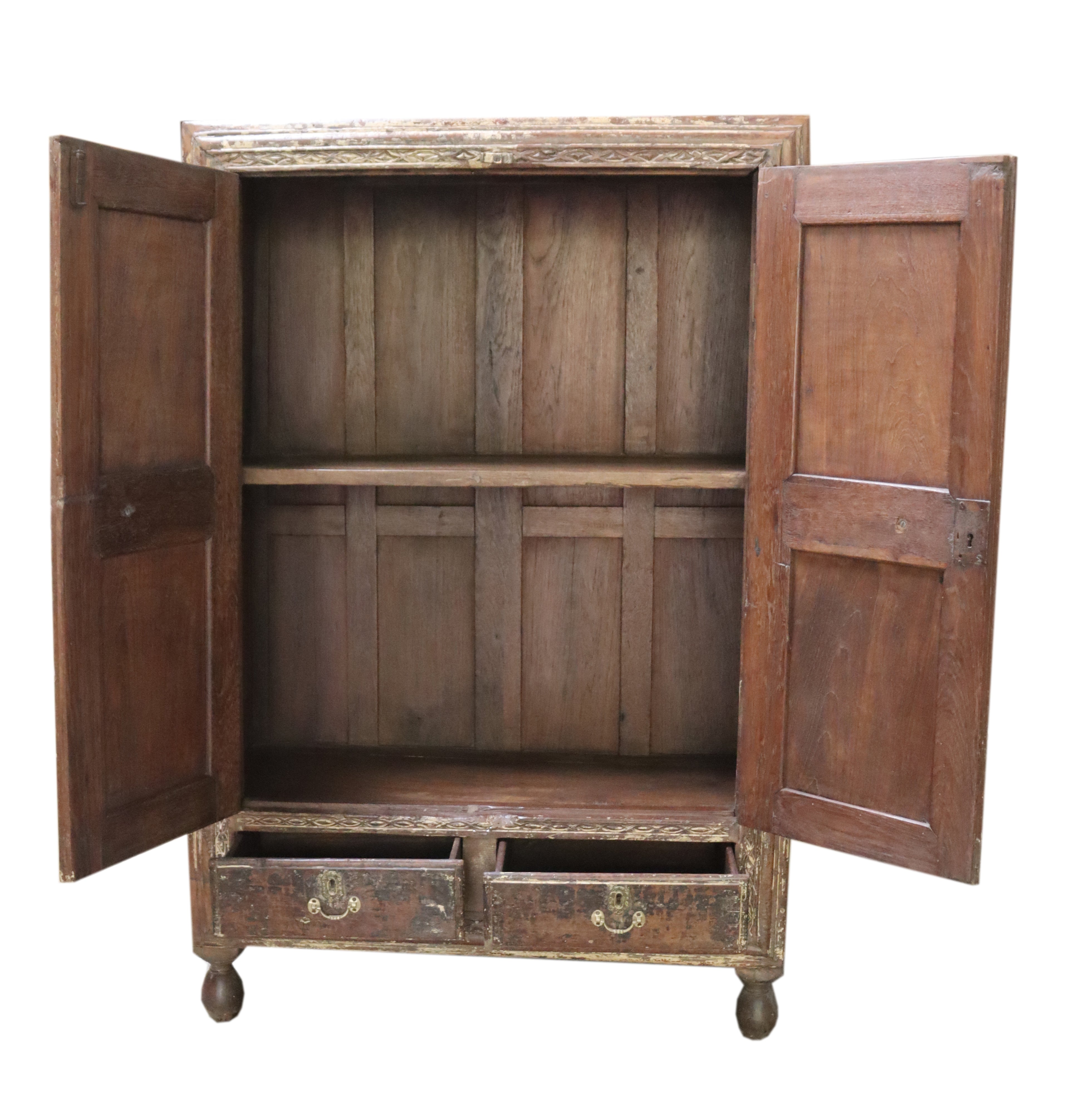Armoire ancienne en bois patiné