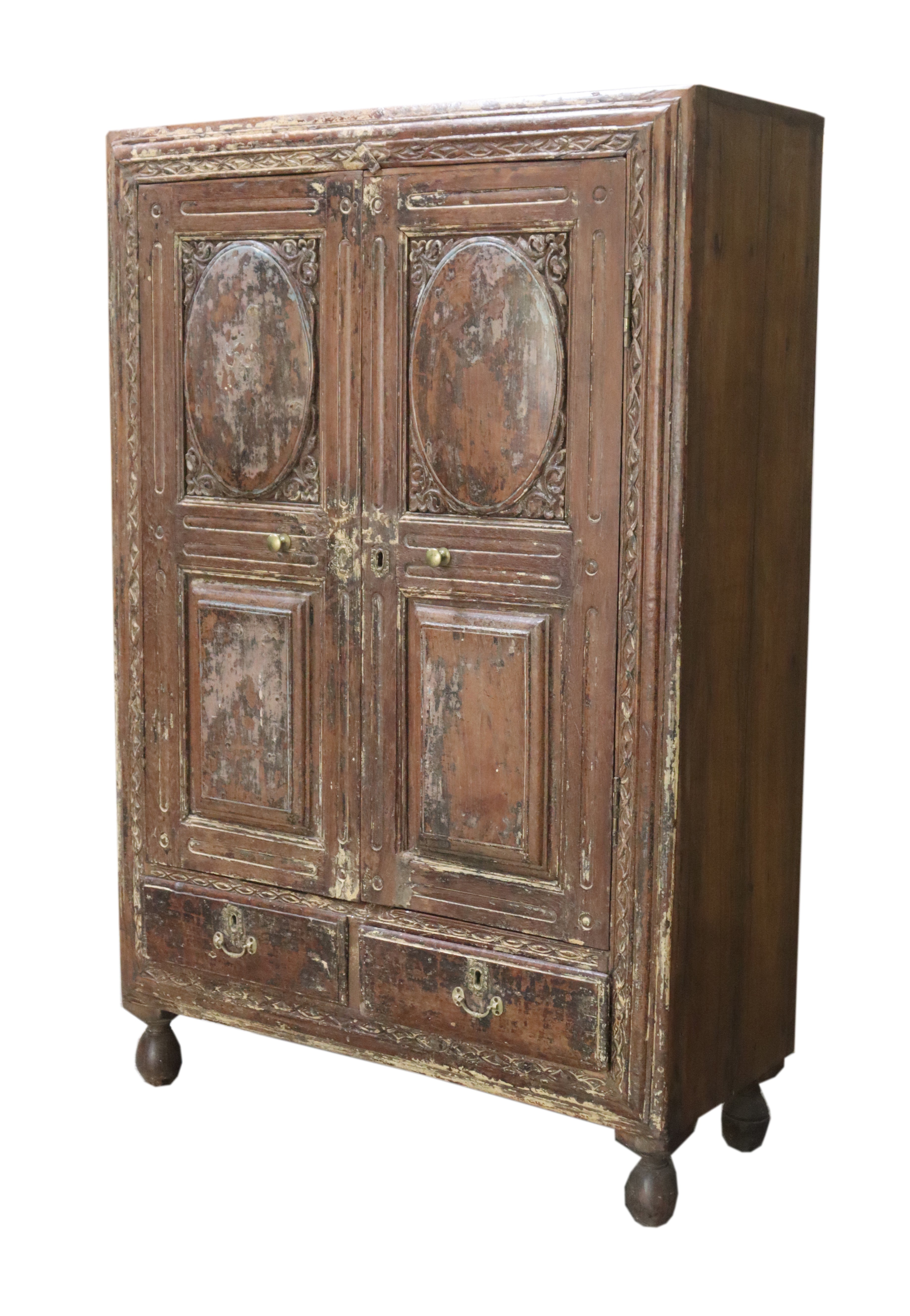 Armoire ancienne en bois patiné