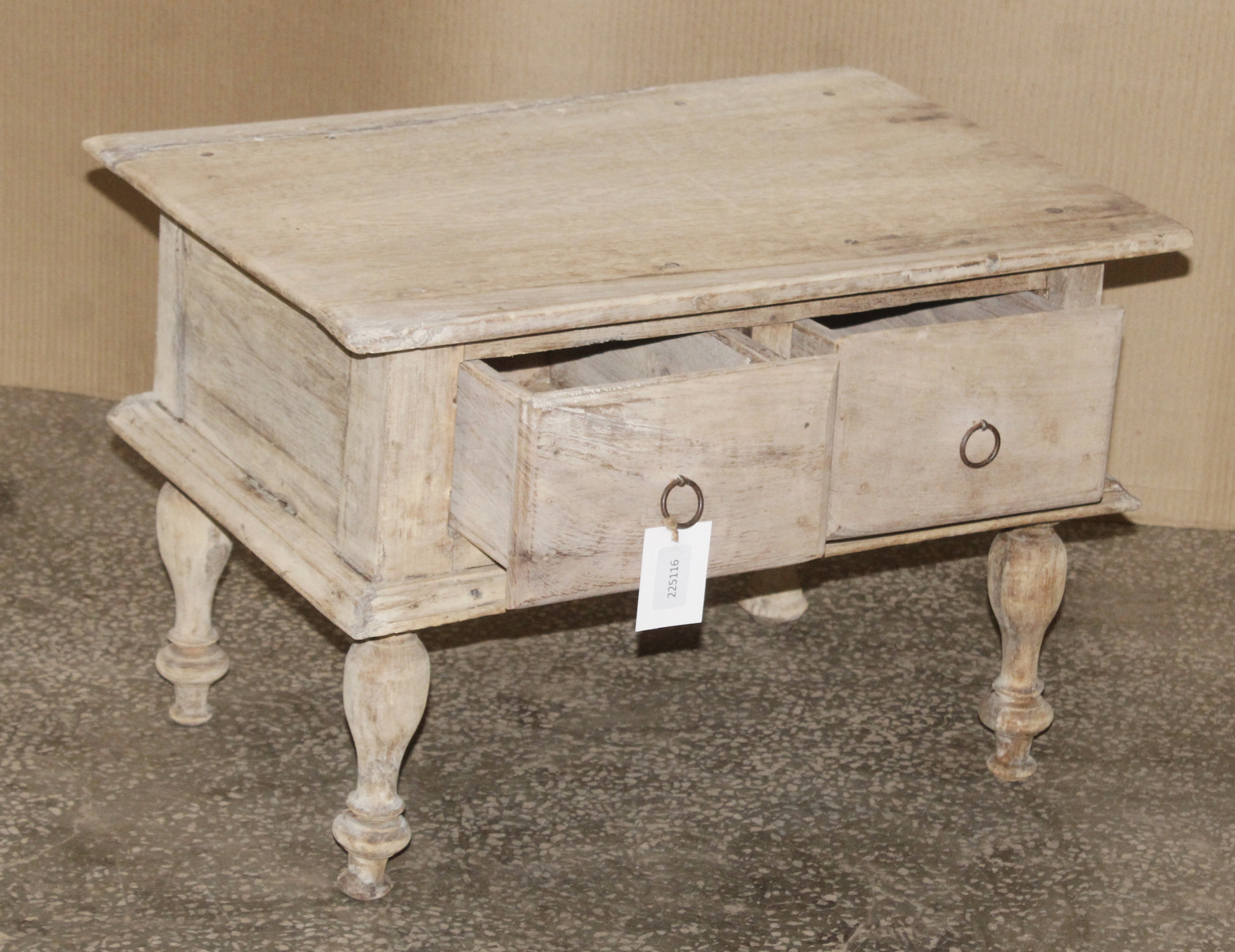 Petite table basse ancienne avec tiroirs