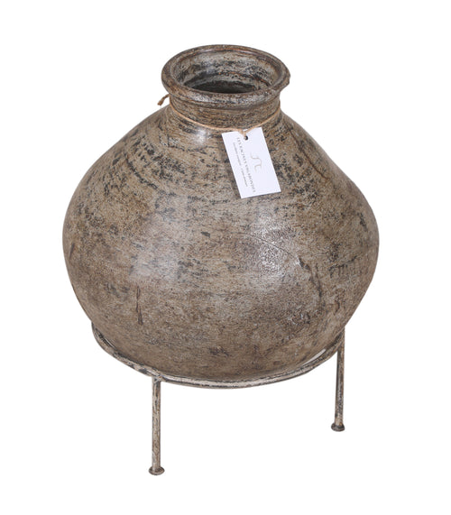 Ancien pot à eau en terre cuite sur support
