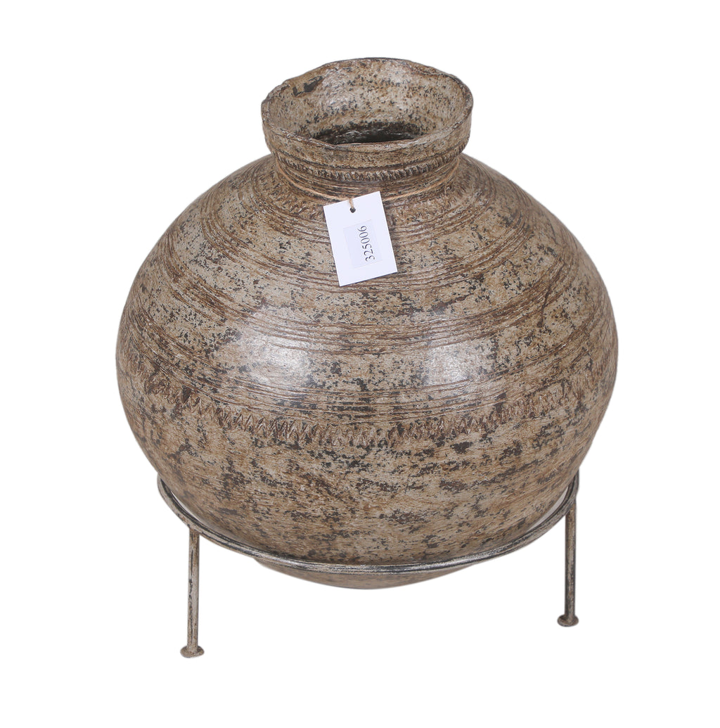 Ancien pot à eau en terre cuite sur support