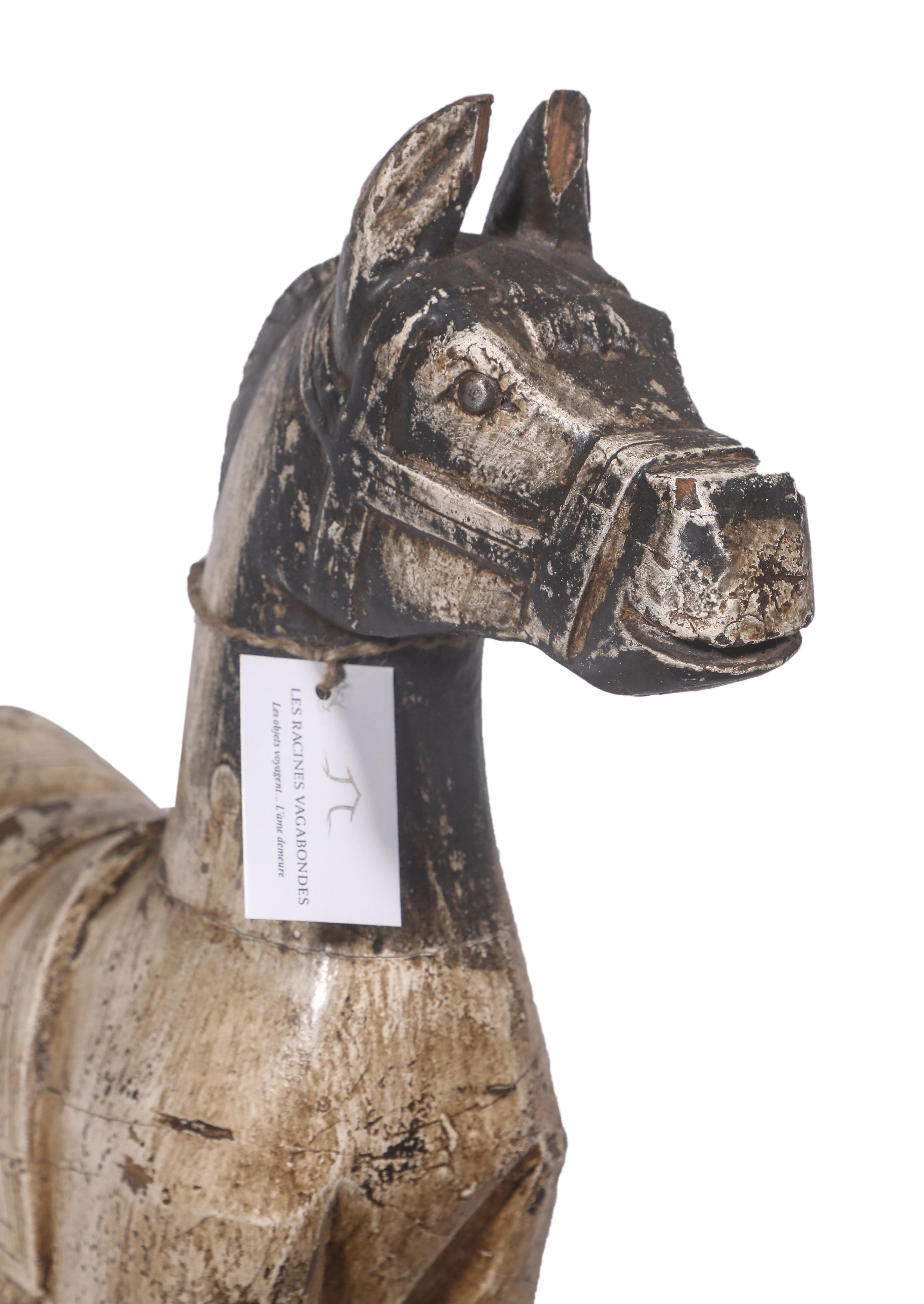 Cheval ancien à bascule en bois sculpté