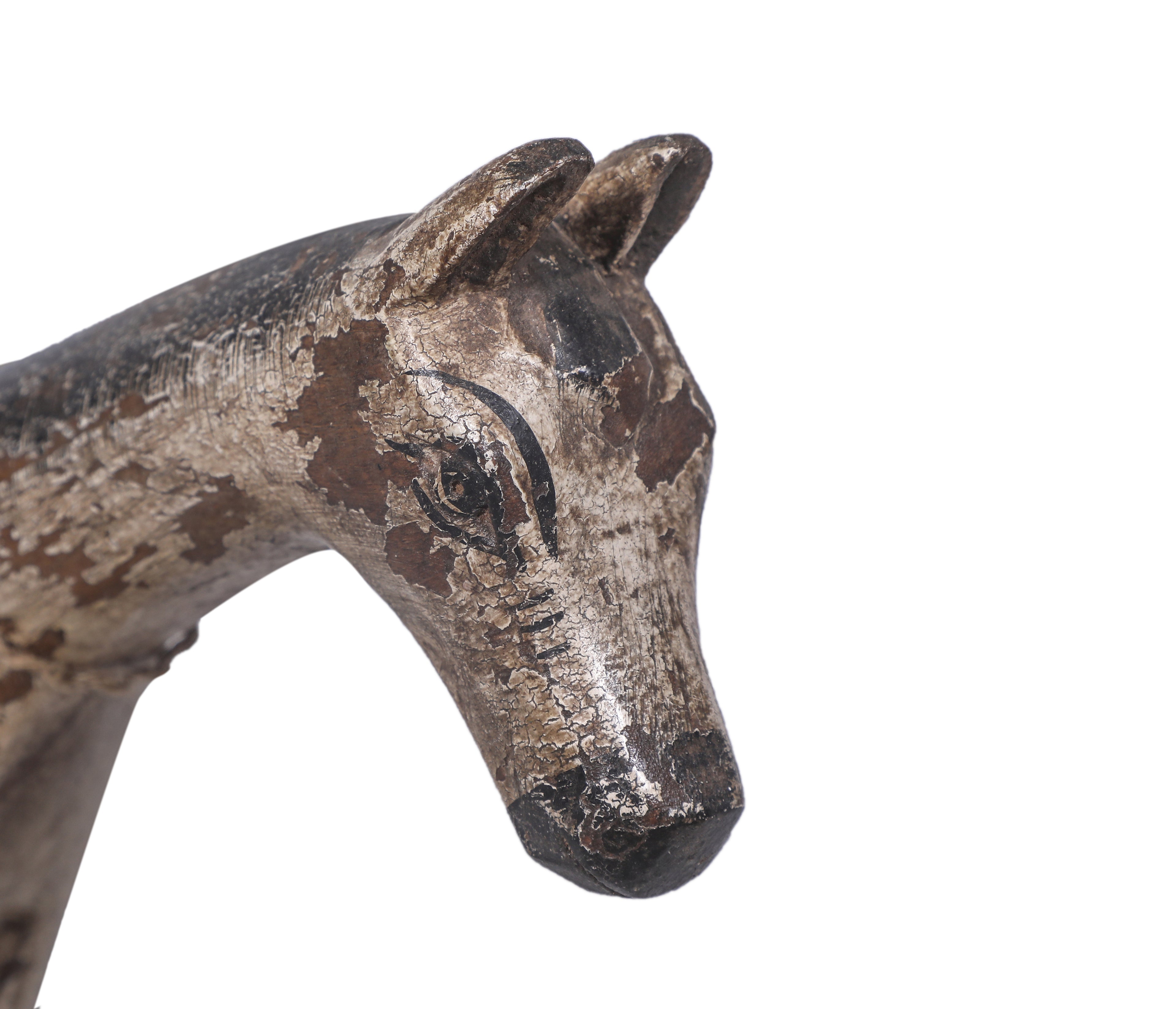 Cheval ancien sculpté sur socle