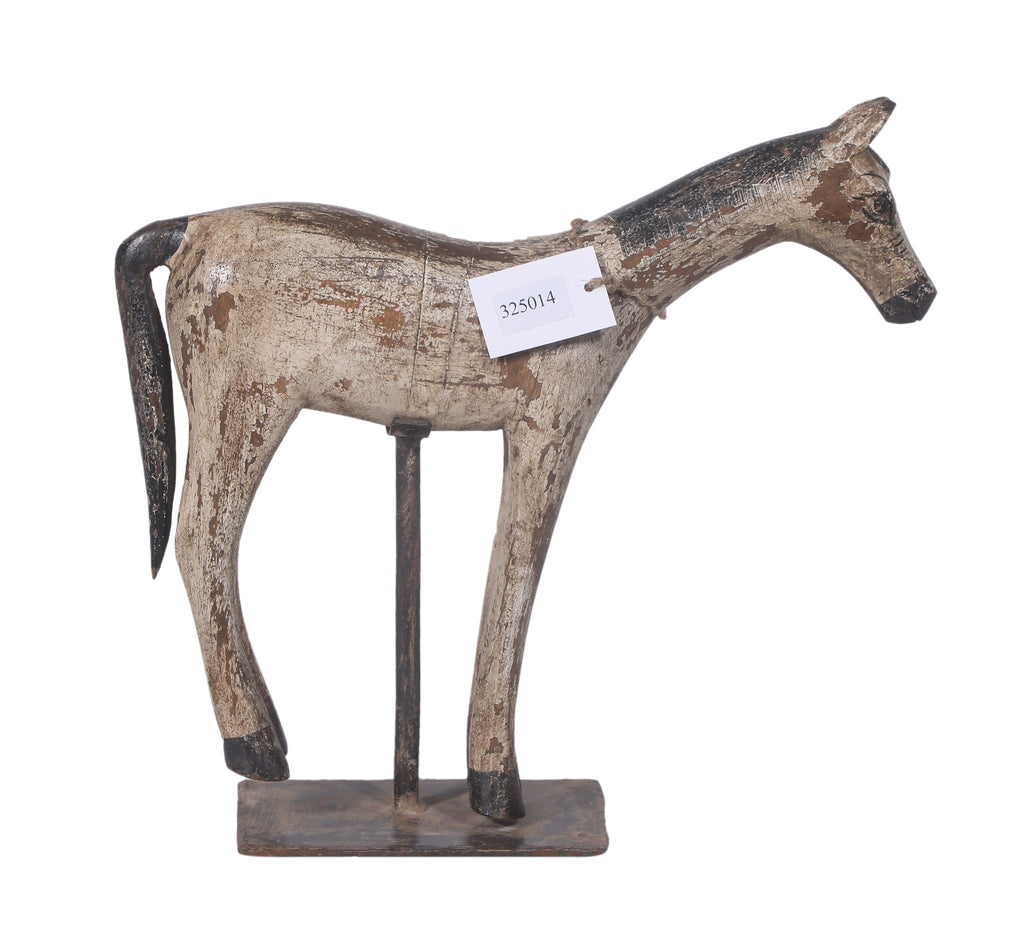 Cheval ancien sculpté sur socle