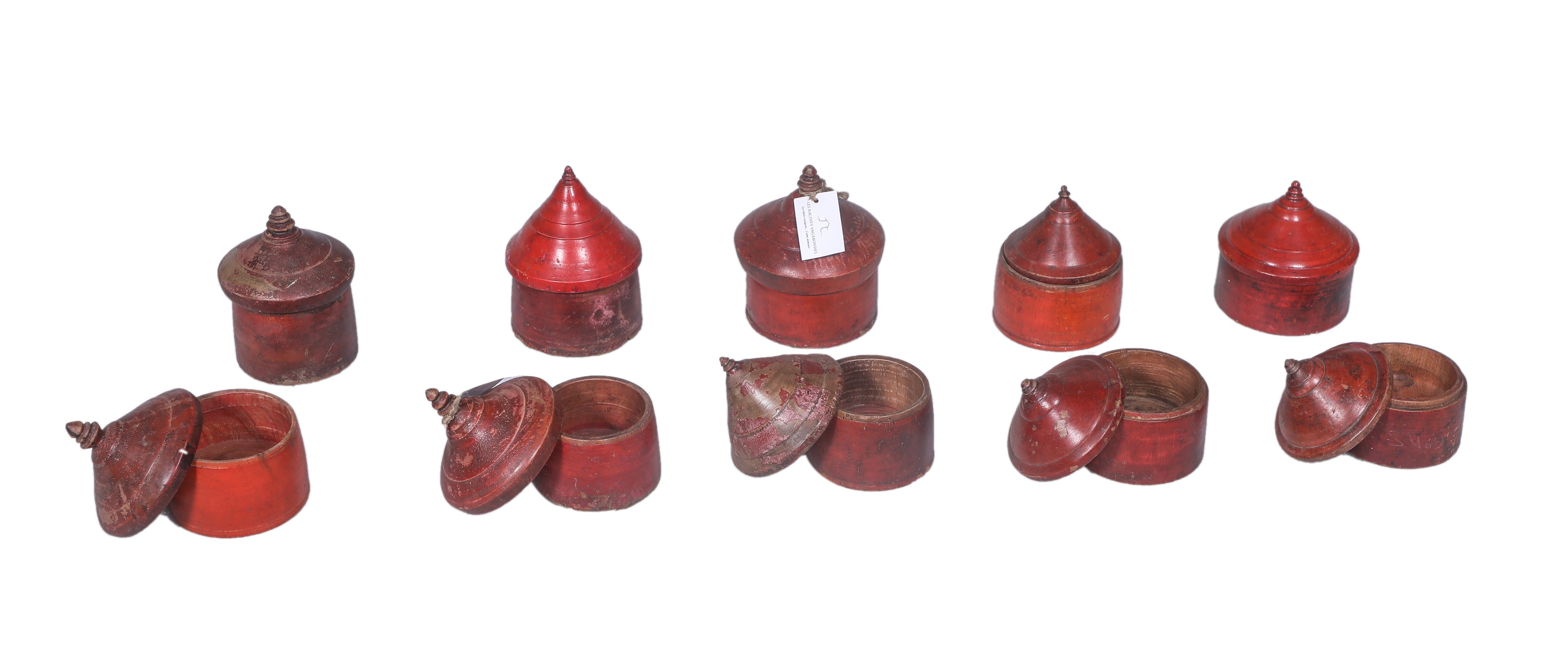 Ancien pot en bois teinté rouge
