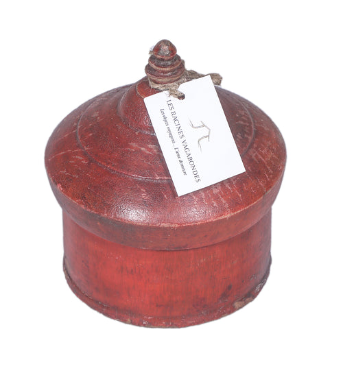 Ancien pot en bois teinté rouge