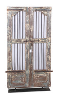 Anciennes portes sur socle
