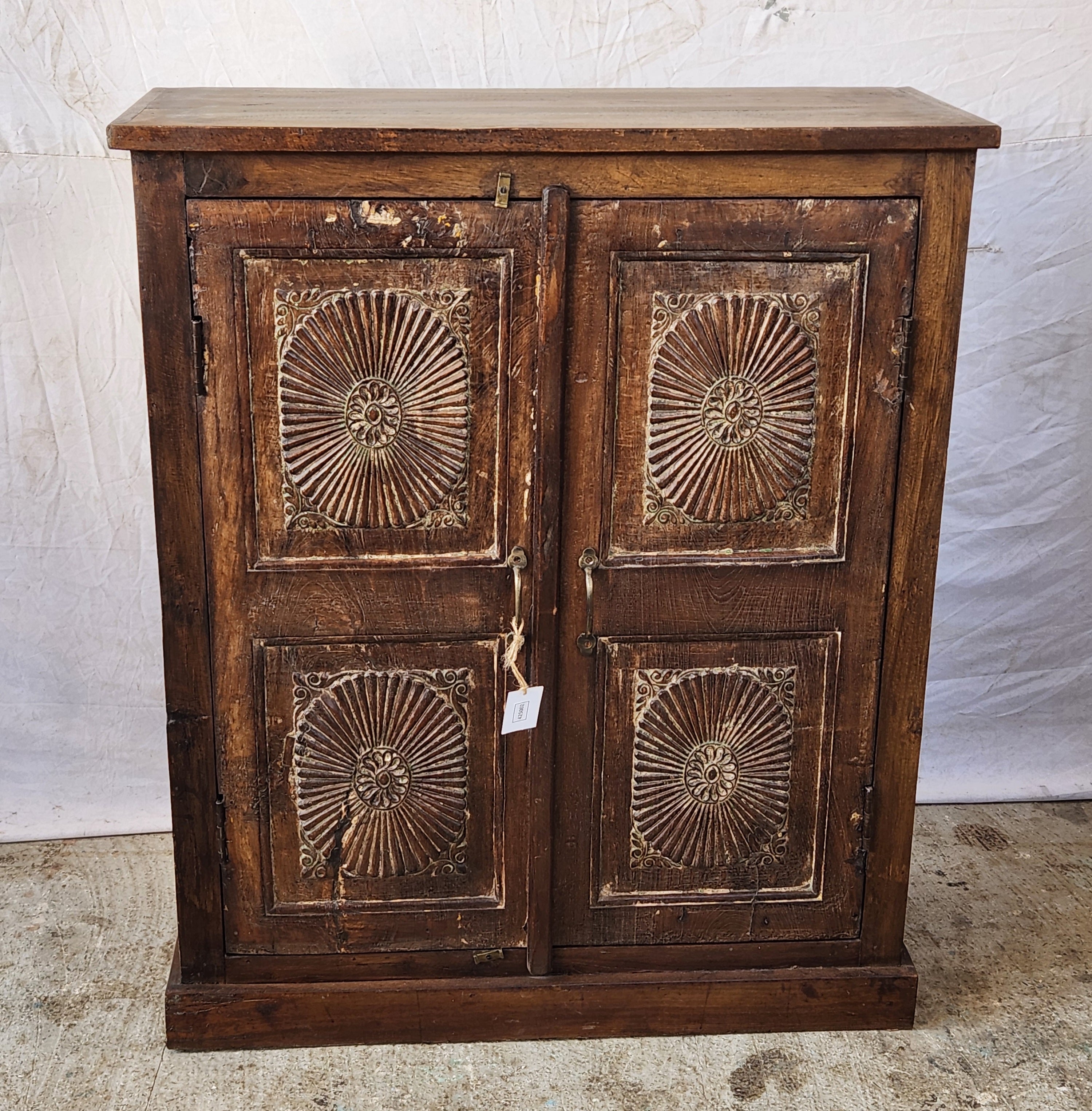 Armoire ancienne en bois sculpté