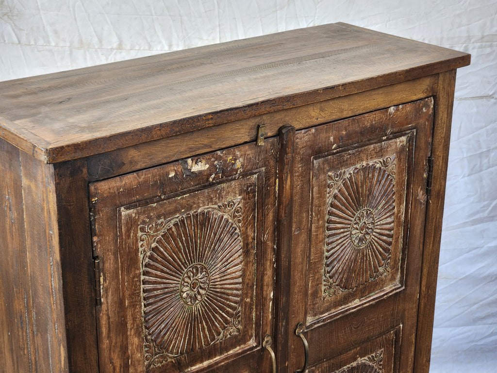 Armoire ancienne en bois sculpté