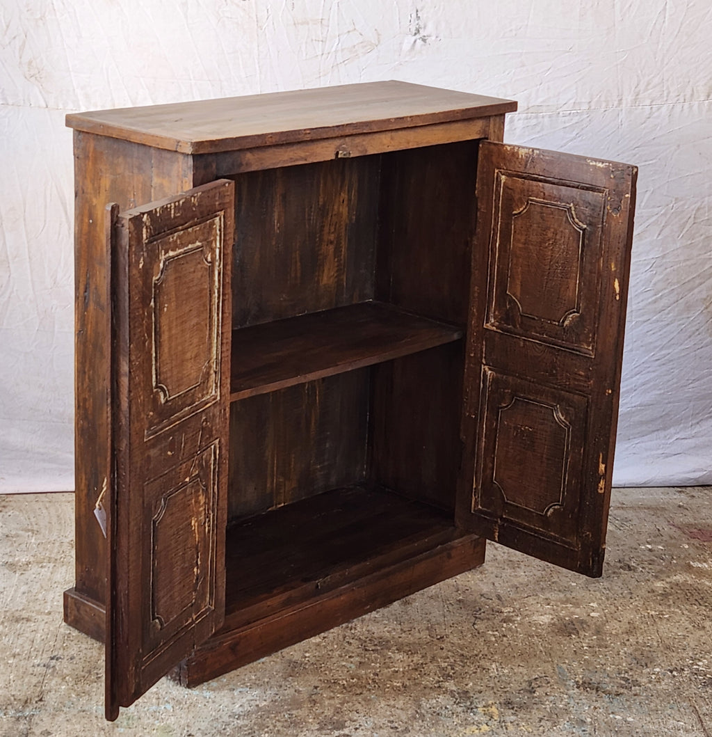 Armoire ancienne en bois sculpté
