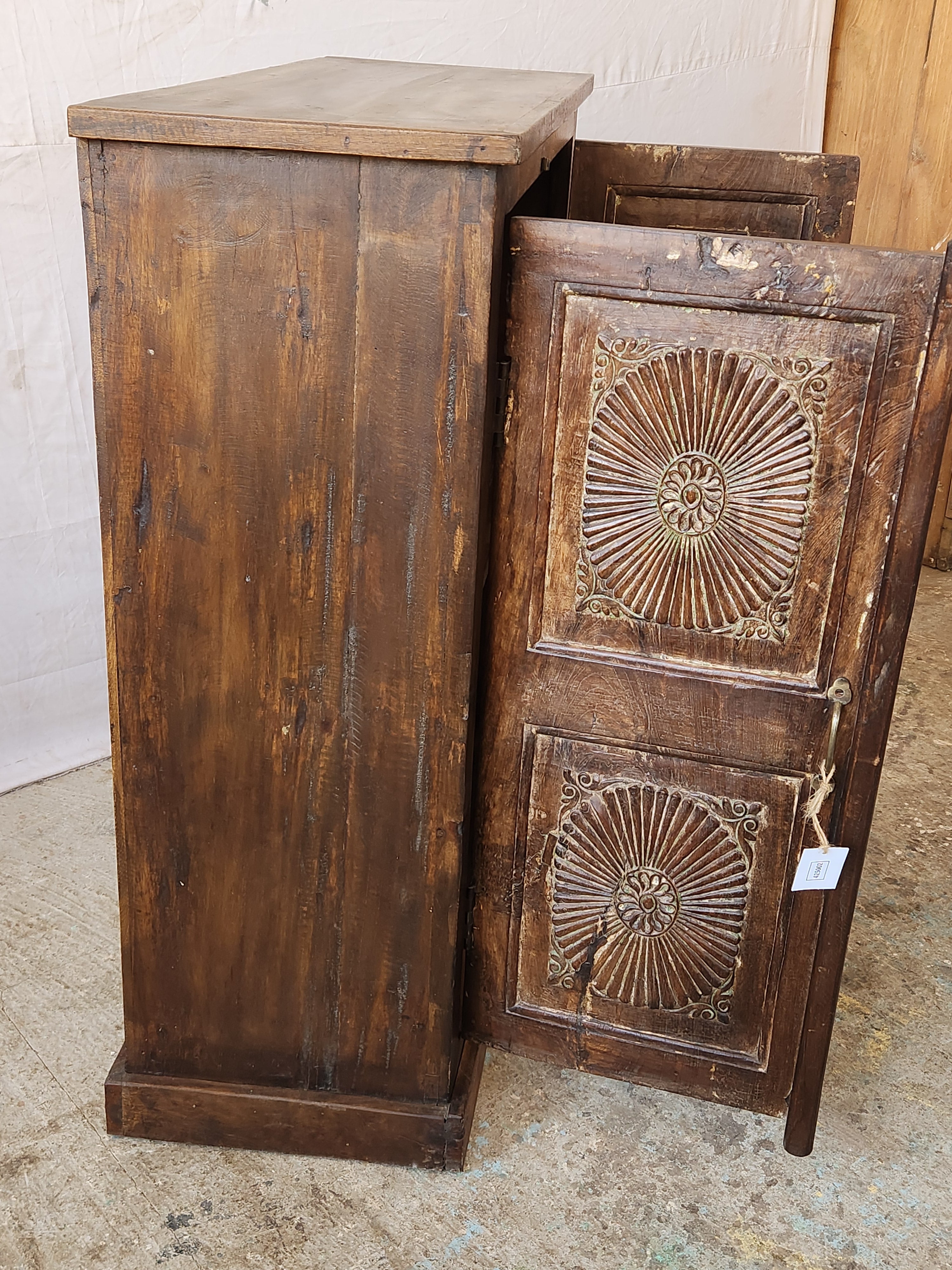 Armoire ancienne en bois sculpté