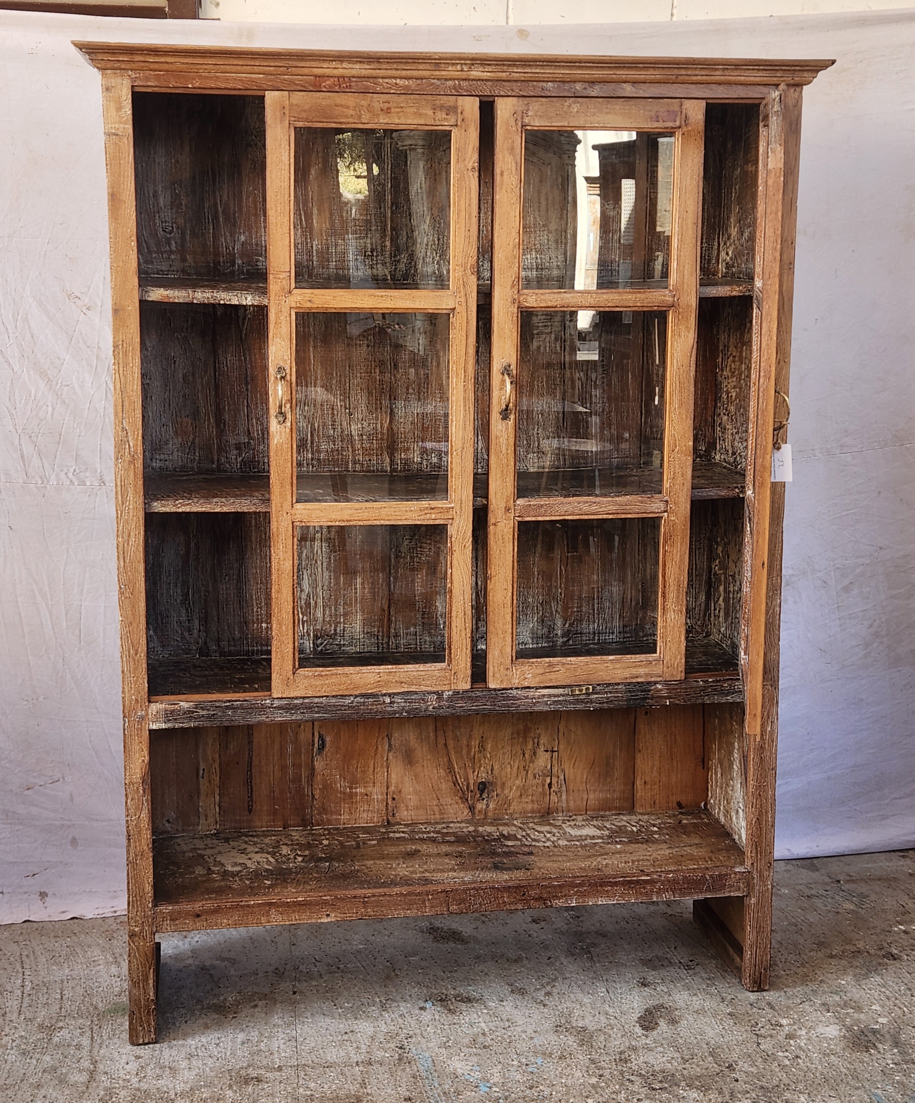 Grande vitrine ancienne en bois patiné avec partie basse ouverte